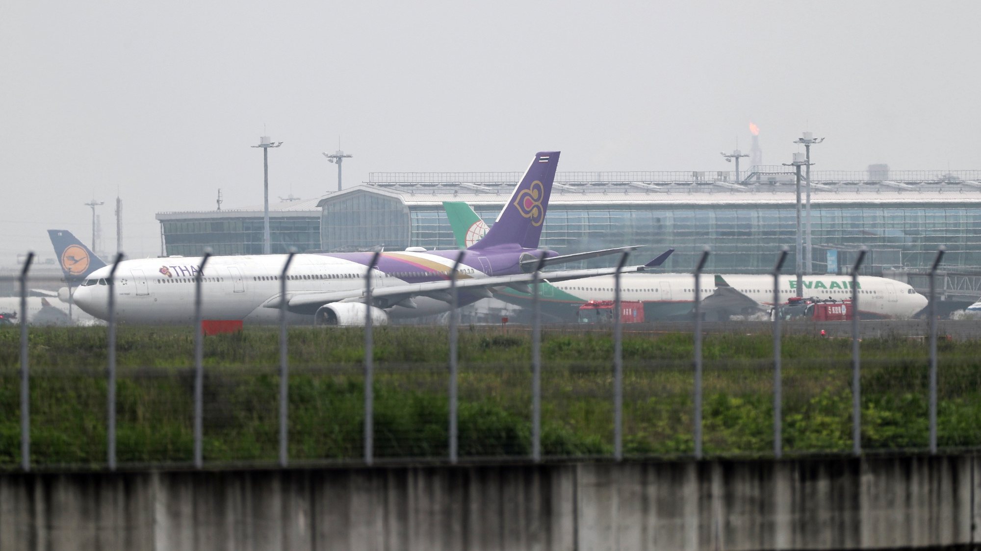 epa10682788 Thai Airways (L) and Eva Airways aircrafts are seen on a taxiway at Haneda airport in Tokyo, Japan, 10 June 2023. Thai Airways and Taiwan&#039;s Eva Airways airplanes came into contact at Tokyo&#039;s Haneda airport but no injuries were reported. One runway has been closed following the incident for a few hours.  EPA/JIJI PRESS JAPAN OUT EDITORIAL USE ONLY/