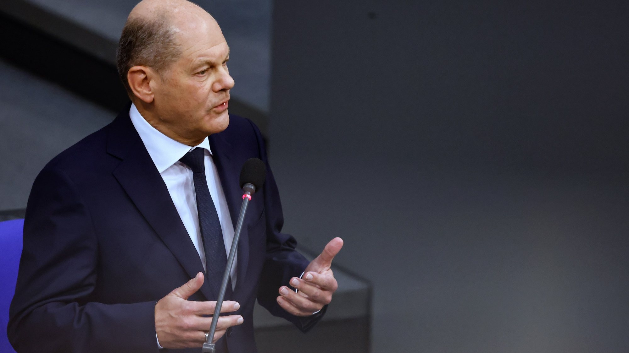 epa10976049 German Chancellor Olaf Scholz during a session of questions addressed to the federal government at the German parliament Bundestag, in Berlin, Germany, 15 November 2023.  EPA/HANNIBAL HANSCHKE