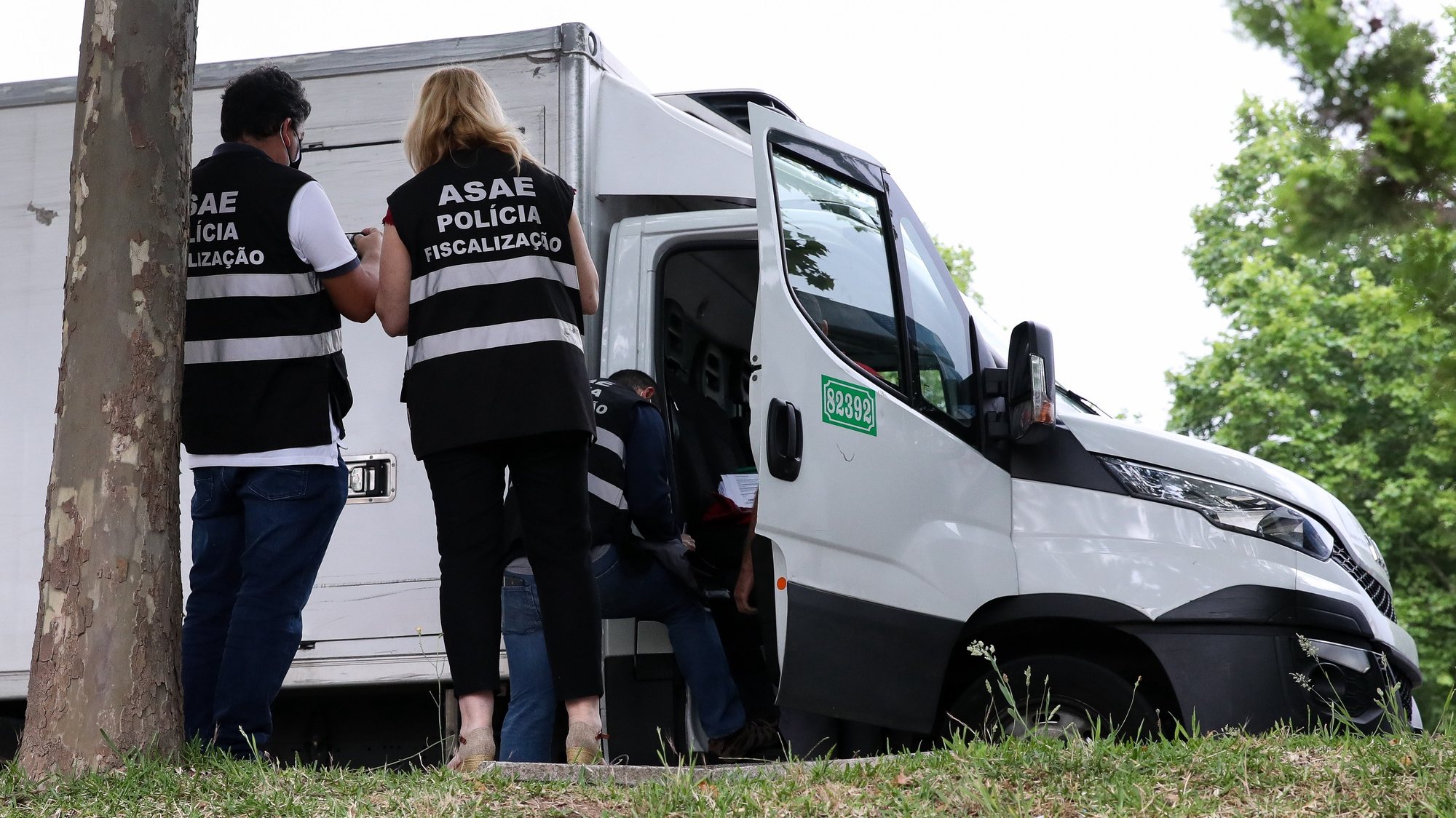 Elementos da Autoridade de Segurança Alimentar e Económica (ASAE) durante uma operação nacional de fiscalização de transporte de mercadorias, em Coimbra, 17 de junho de 2021. PAULO NOVAIS/LUSA