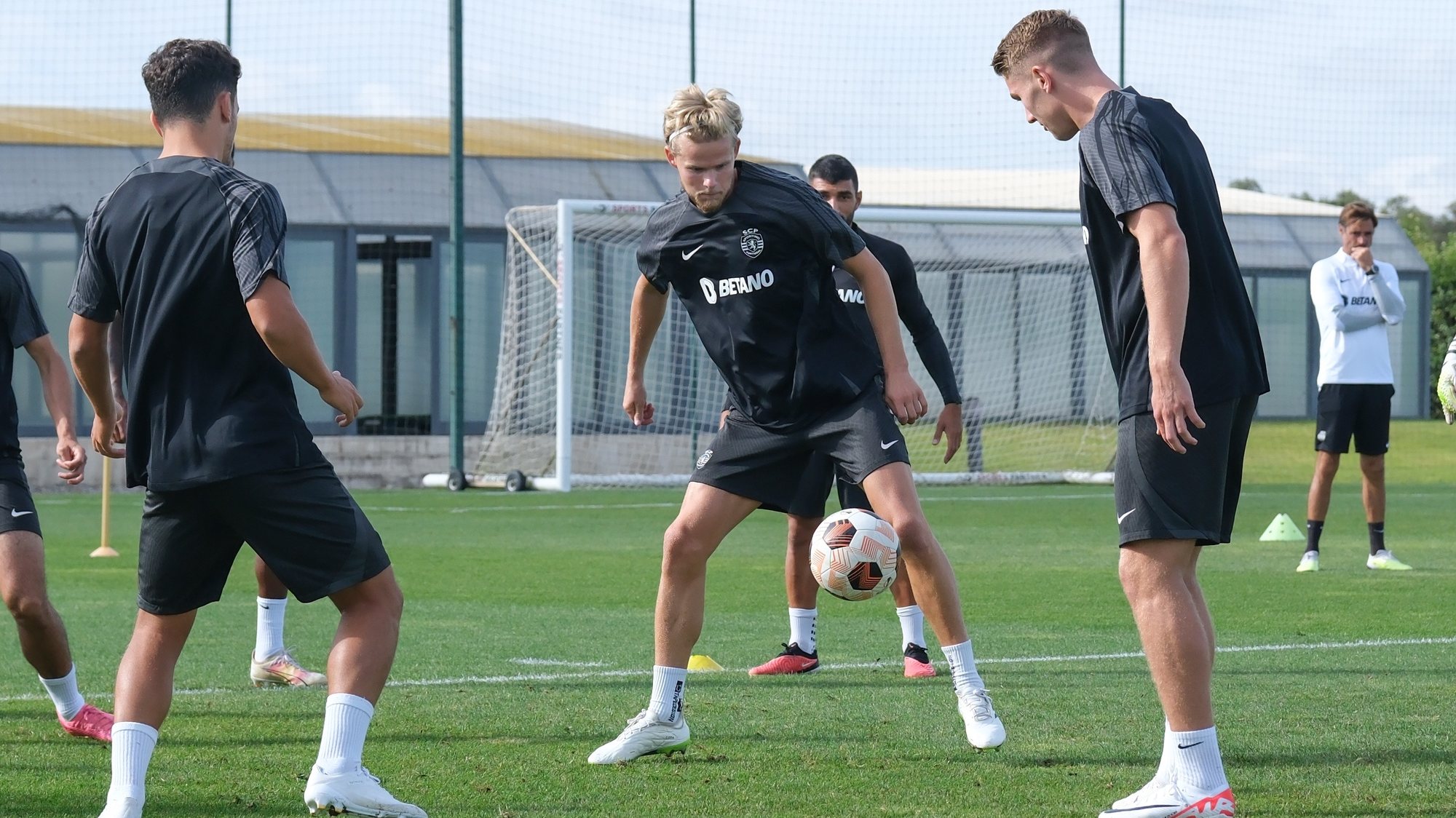 Sporting&#039;s CP Morten Hjulmand (C) and Viktor Gyokeres (R) in action during a training session at the Alcochete Academy, in Alcochete, Portugal, 20 September 2023. Sporting CP will face Sturm Graz in a UEFA Europa League Group D on-stage match on 21 September. RUI MINDERICO/LUSA