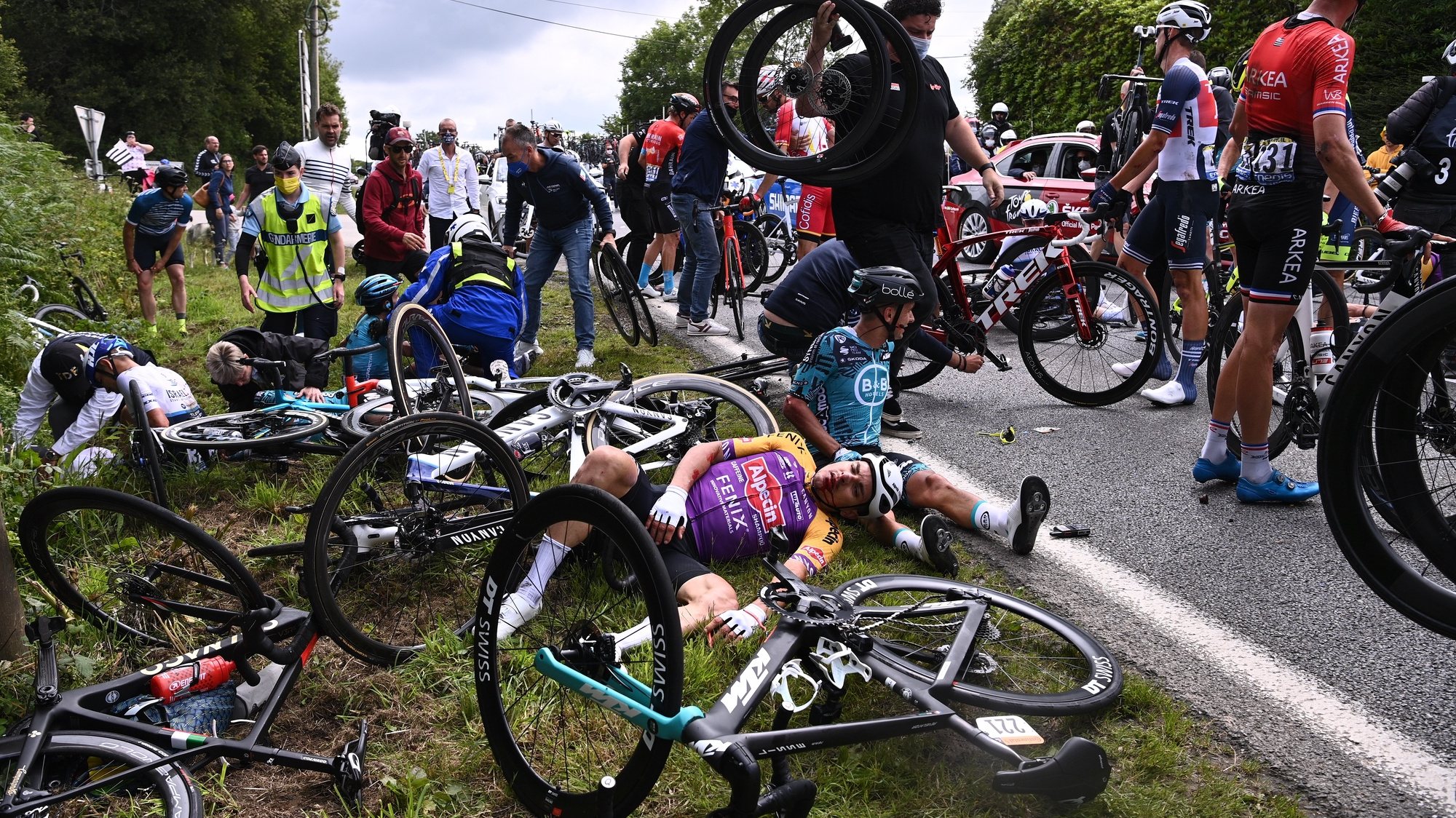 epa09303517 Riders react after a mass crash during the 1st stage of the Tour de France 2021 over 197.8km from Brest to Landerneau, France, 26 June 2021.  EPA/Anne-Christine Poujoulat / POOL