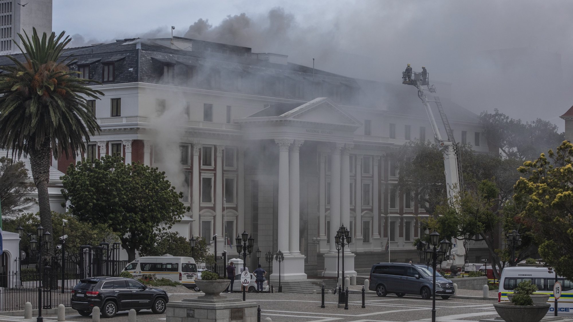 epaselect epa09663381 A general view shows smoke billowing from a building at the South African Parliament precinct in Cape Town, South Africa, 02 January 2022. Firefighters battled for hours a major fire that broke out in the South African parliament building in Cape Town on 02 January. No casualties were reported and the cause of the blaze was not yet known.  EPA/STRINGER