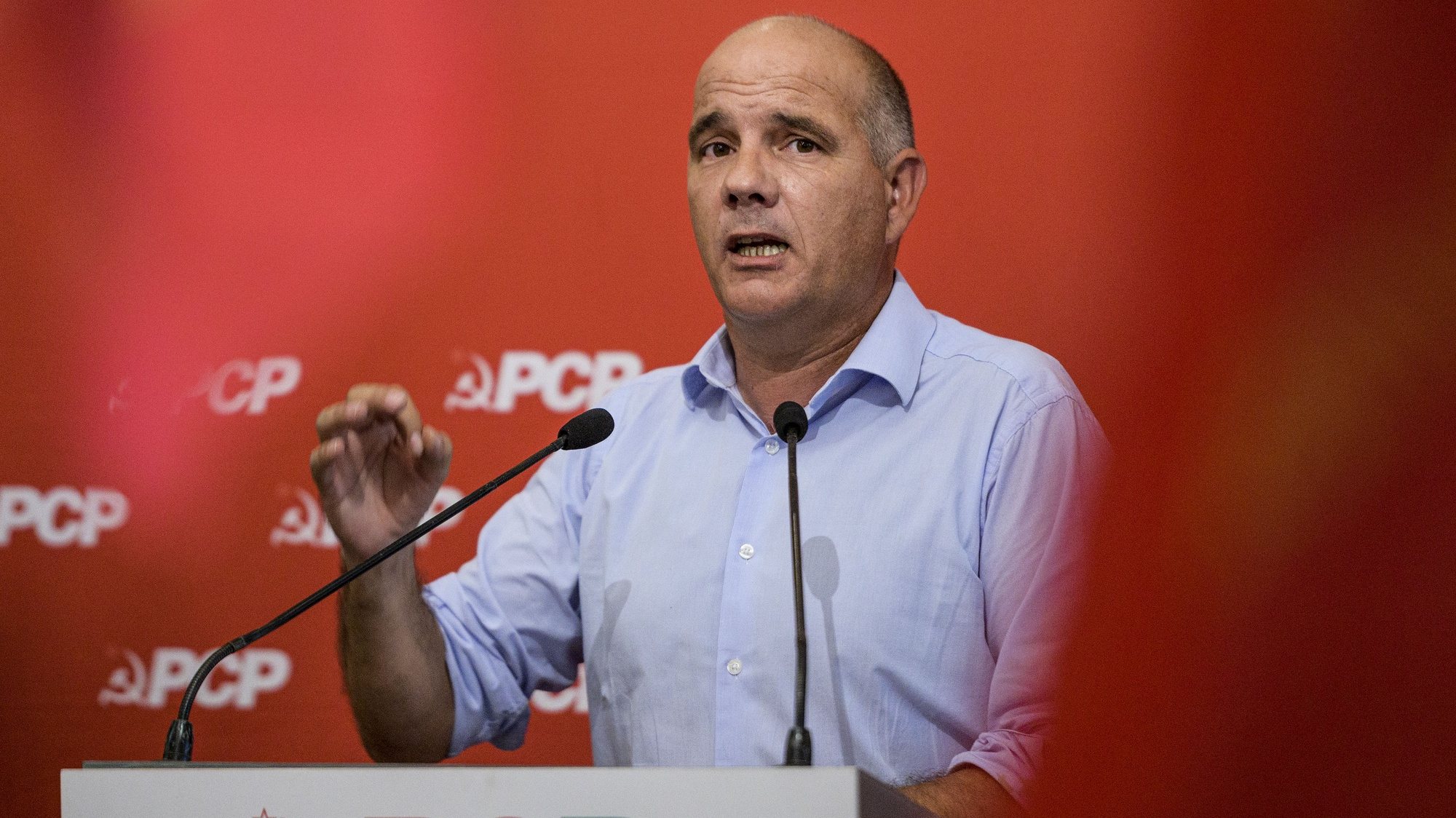 O secretário-geral do Partido Comunista Português (PCP), Paulo Raimundo, discursa durante a visita à Feira de Grândola, 25 de agosto de 2023. TIAGO CANHOTO/LUSA