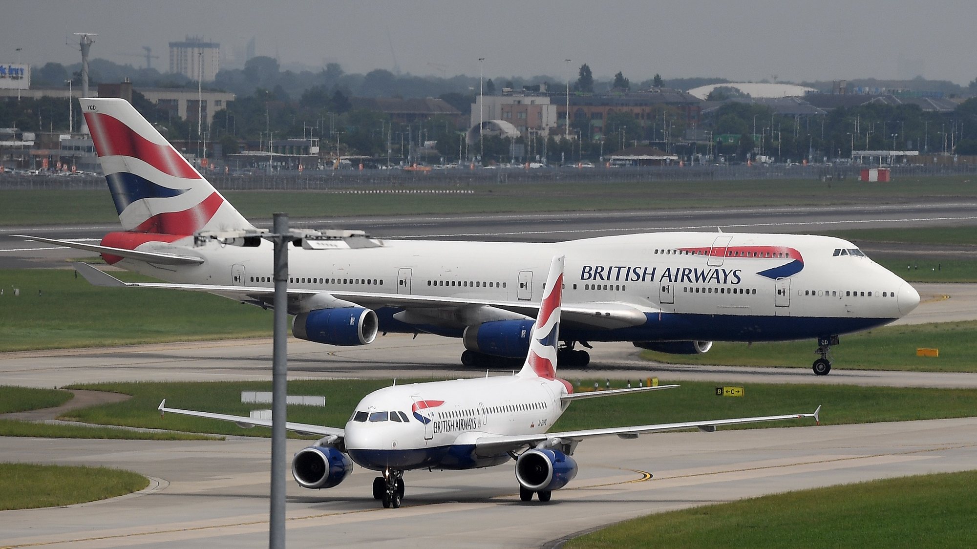 epa08551506 A British Airways Boeing 747 aircraft (behind)  taxis at Heathrow Airport in London, Britain, 29 May 2017 (reisued 17 July 2020). Britain&#039;s flagship aircraft carrier British Airways on 17 July 2020 confirmed the immediate retirement of its entire Boeing 747 fleet following the devastating impact of the coronavirus pandemic on air travel and its business.  EPA/ANDY RAIN *** Local Caption *** 54850332