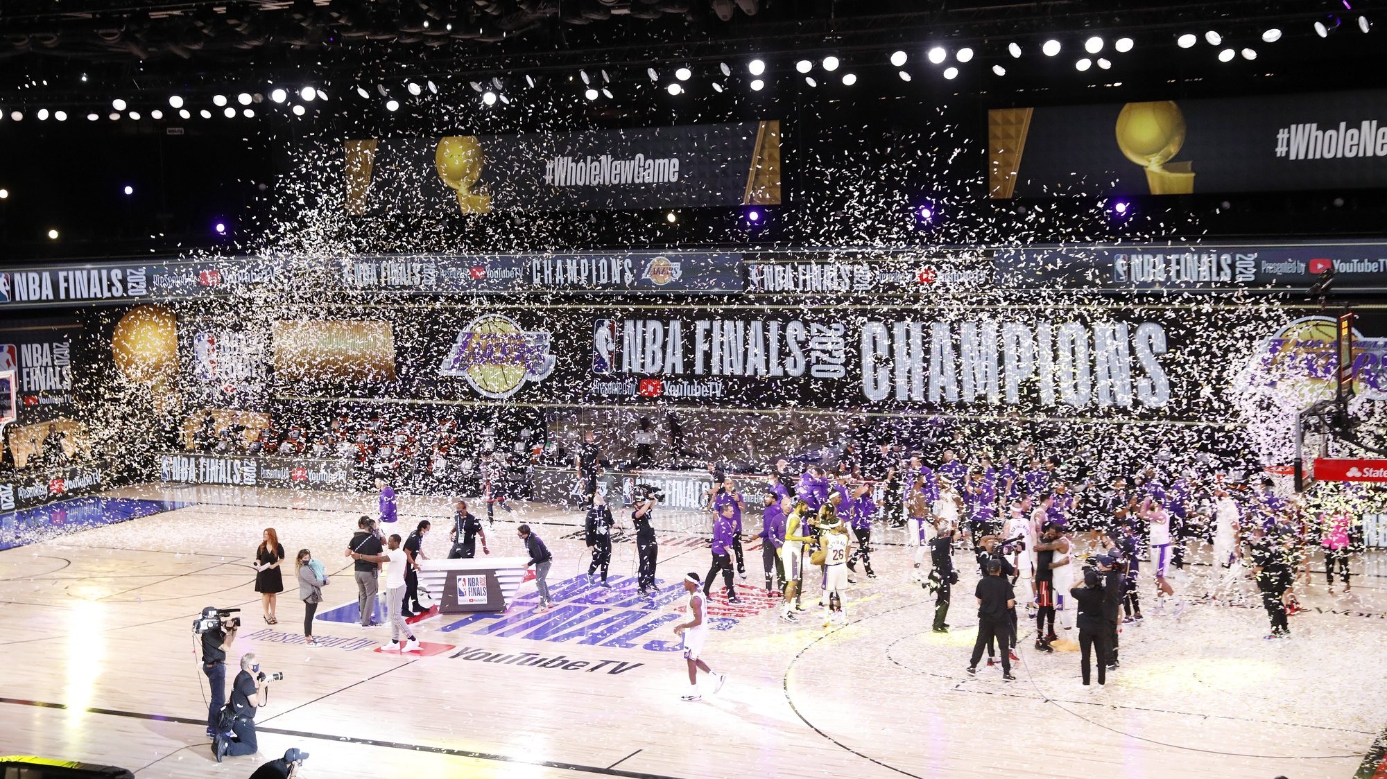 epa08736889 The Los Angeles Lakers celebrate after defeating the Miami Heat to win the 2020 NBA Finals at the ESPN Wide World of Sports Complex in Kissimmee, Florida, USA, 11 October 2020.  EPA/ERIK S. LESSER SHUTTERSTOCK OUT