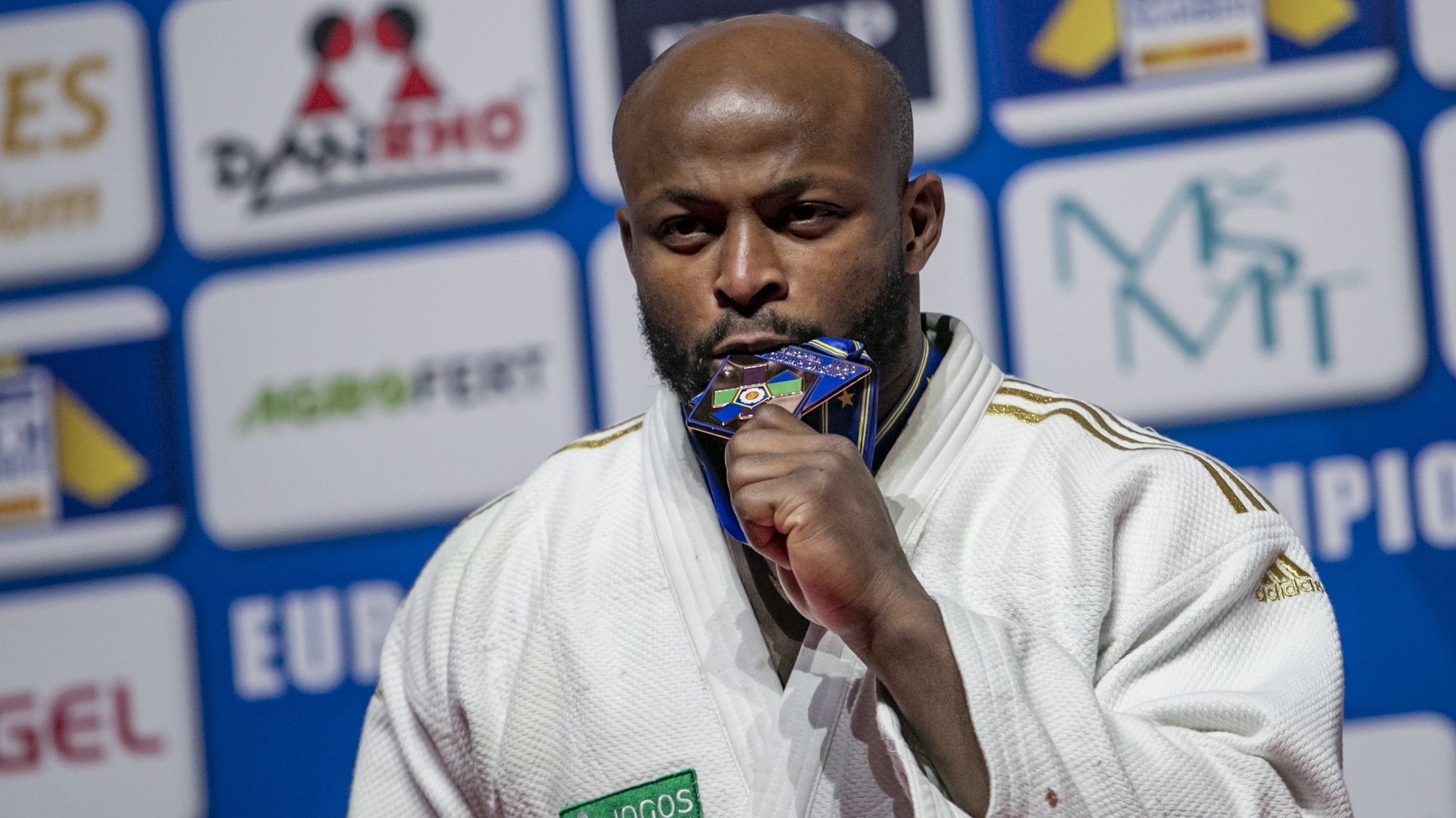 epa08834315 Third placed Jorge Fonseca of Portugal poses on podium after bronze medal bout in the men&#039;s -100kg category at the European Judo Championships in Prague, Czech Republic, 21 November 2020.  EPA/MARTIN DIVISEK