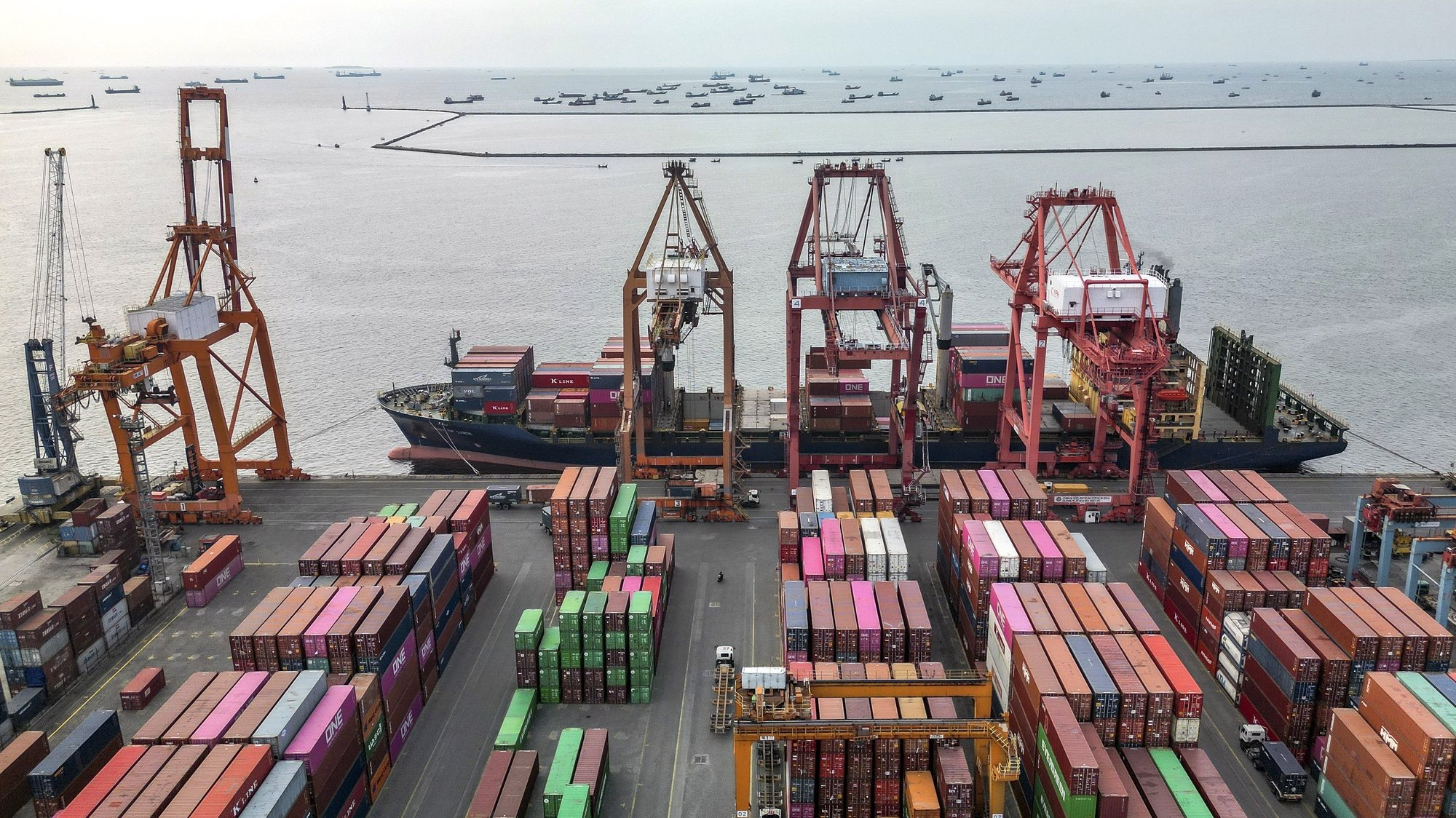 epa10757937 An aerial photo shows a general view of the export and import containers terminal operated by the state-owned company Pelindo, at Tanjung Priok port in Jakarta, Indonesia, 20 July 2023. Indonesia’s export value fell by 21.18 percent on a yearly basis to USD 20.61 in June 2023. While the import fell by 18.35 percent compared to June 2022, the Central Statistics Agency (BPS) recorded.  EPA/MAST IRHAM