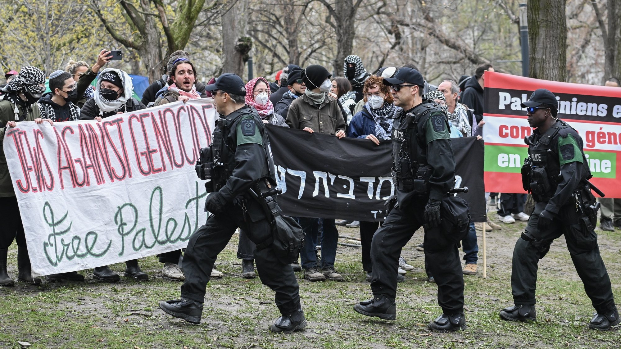epa11315414 Police officers separate Pro-Israel supporters and pro-Palestinian supporters outside a pro-Palestinian encampment at McGill University in Montreal, Quebec, Canada, 02 May 2024. Protests have sprung up in many countries on school campuses, many calling for institutions to divest investments in Israel and in support of a ceasefire in the Gaza conflict.  EPA/GRAHAM HUGHES