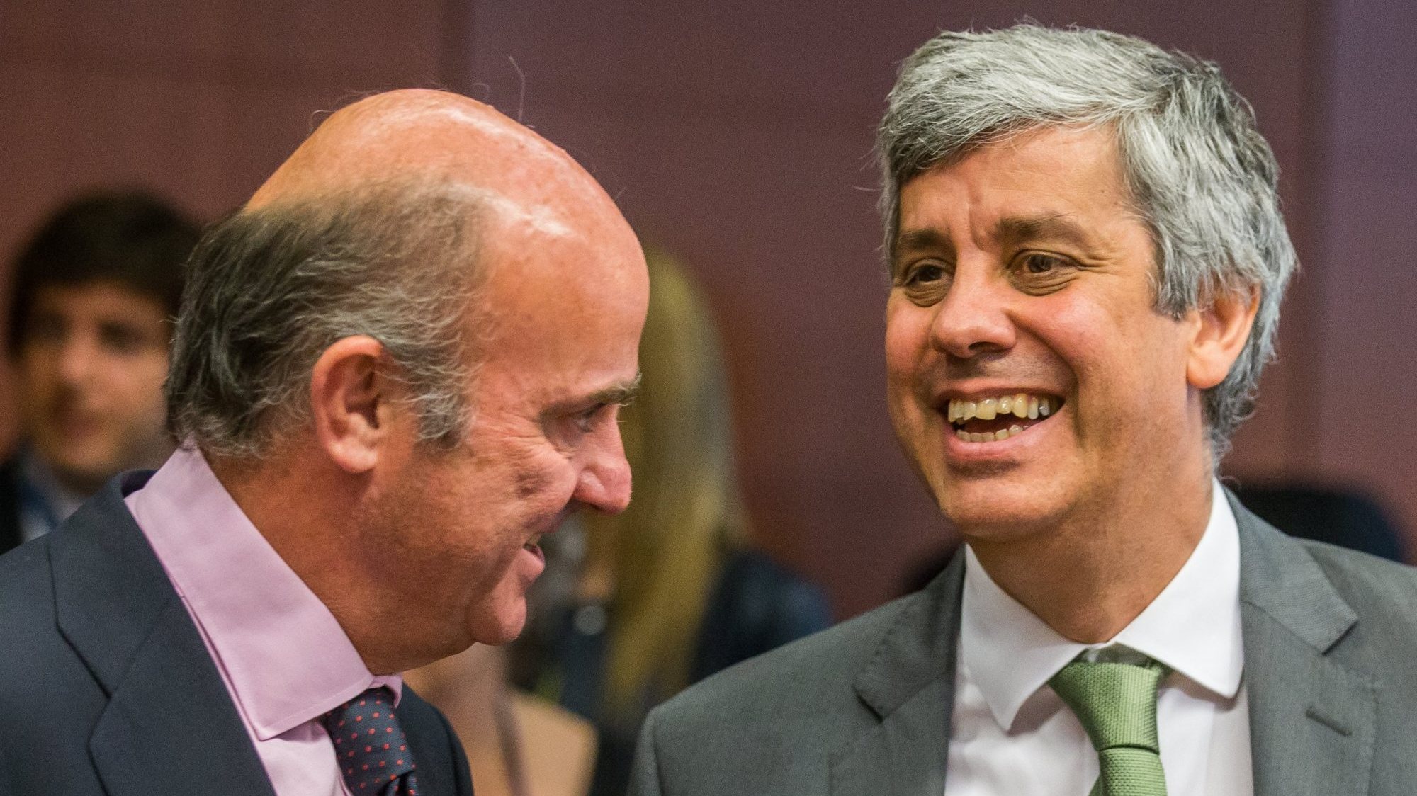Luis de Guindos, vice-presidente do BCE, ao lado de Mário Centeno, atual governador do Banco de Portugal