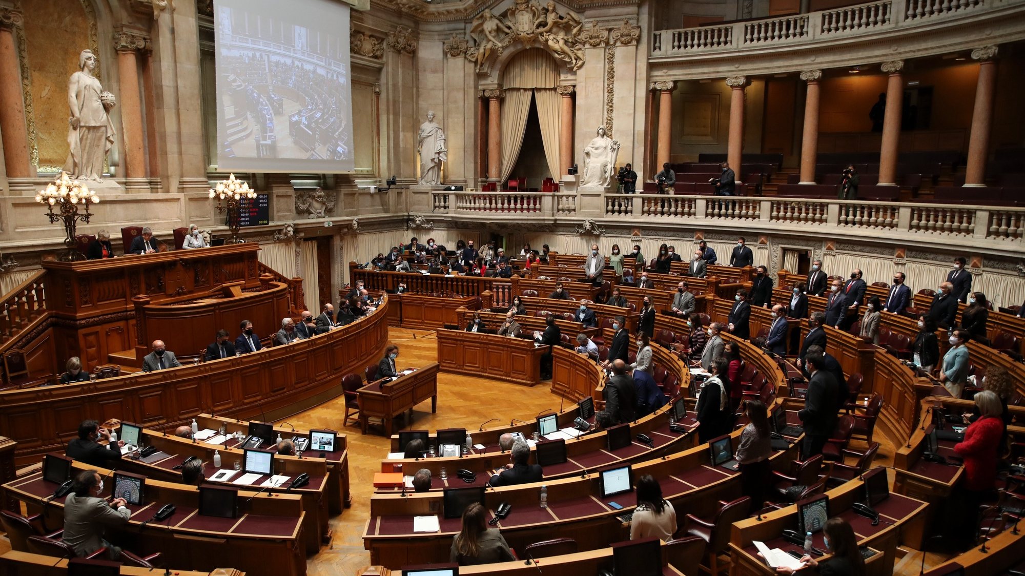 Deputados do Partido Socialista (PS) votam a favor do Orçamento do Estado 2021 (OE2021), na Assembleia da República, em Lisboa, 26 de novembro de 2020. O parlamento aprovou hoje a proposta bloquista de alteração ao Orçamento do Estado que anula a transferência de 476 milhões de euros do Fundo da Resolução destinada ao Novo Banco, com votos favoráveis do PSD, BE, PCP e PAN. MANUEL DE ALMEIDA/LUSA