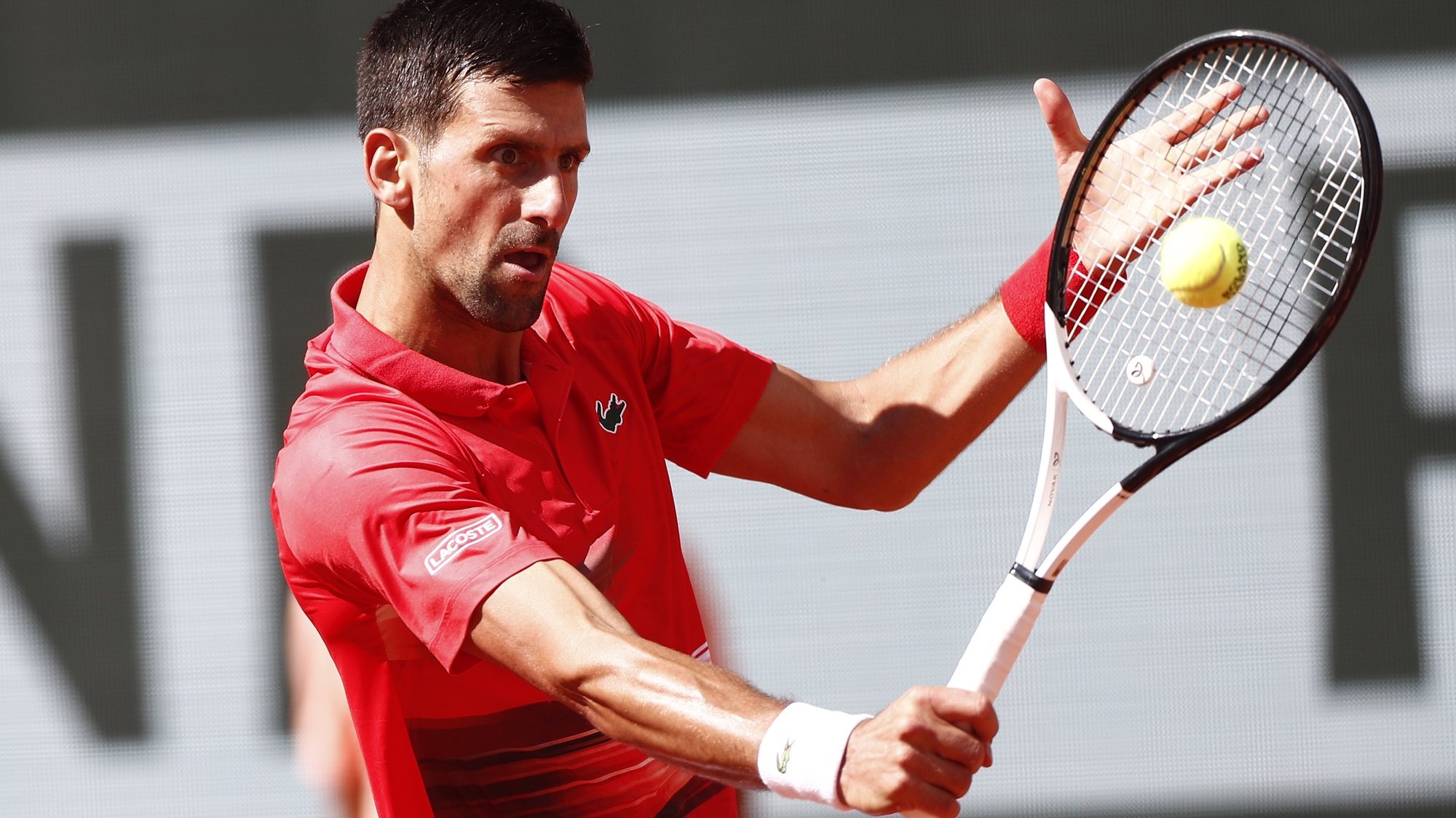epa09980110 Novak Djokovic of Serbia hits a backhand in the men&#039;s third round match against Aljaz Bedene of Slovenia during the French Open tennis tournament at Roland Garros in Paris, France, 27 May 2022.  EPA/MOHAMMED BADRA