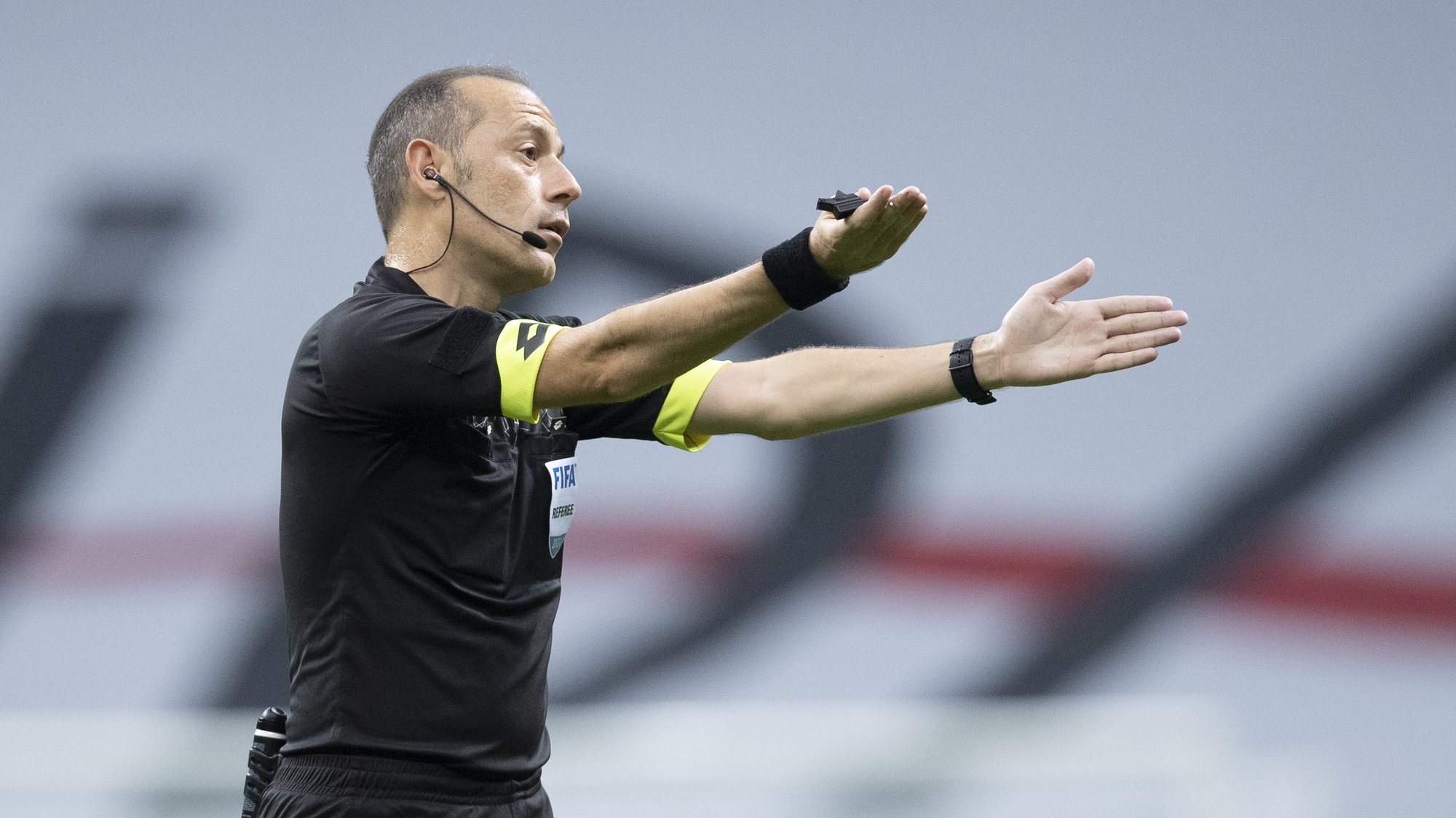 epa08529559 Turkish referee Cuneyt Cakir reacts during the Turkish Super League soccer match between Galatasaray and Trabzonspor in Istanbul, Turkey, 05 July 2020.  EPA/TOLGA BOZOGLU