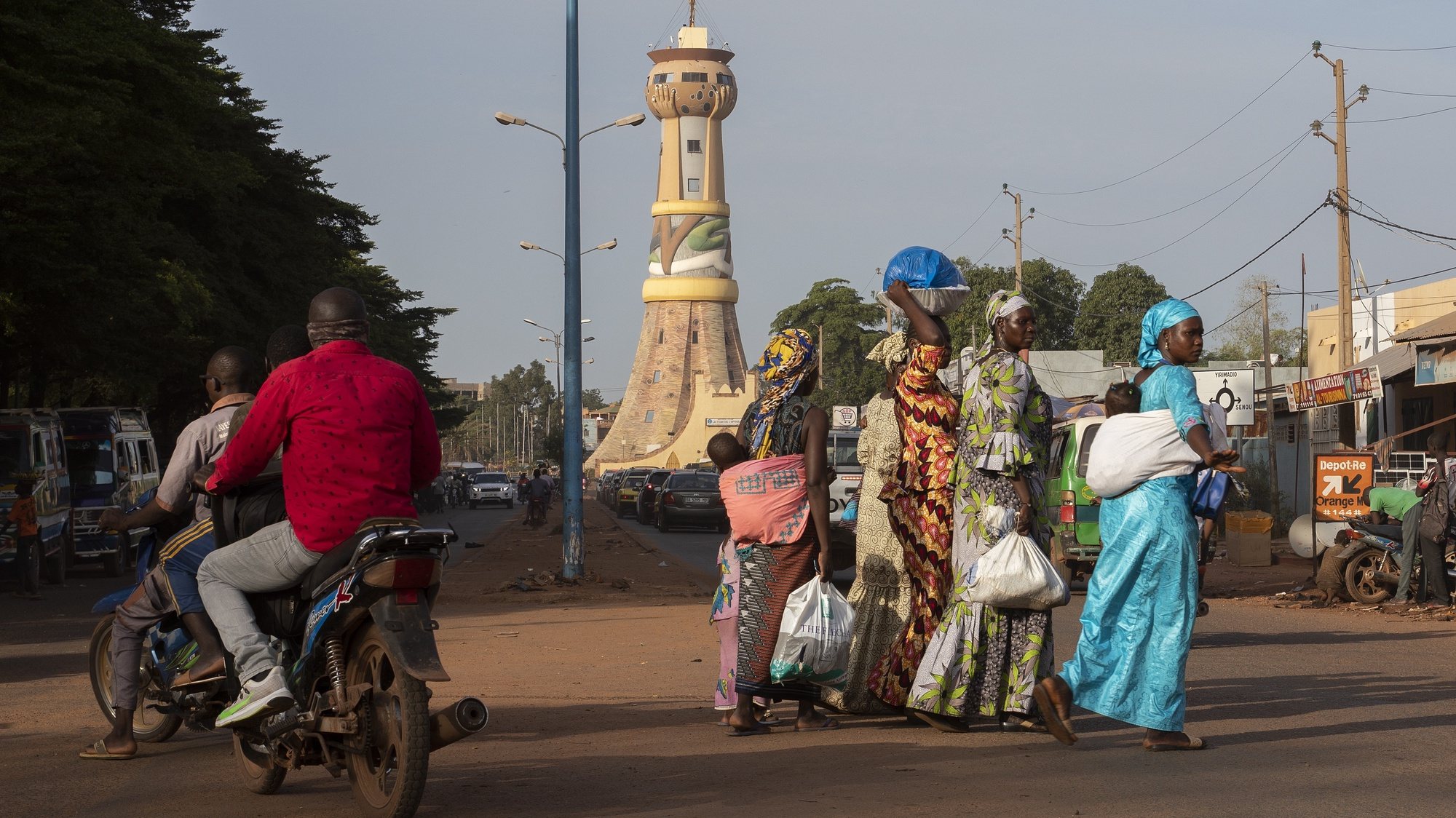 epa10214548 Malian women cross a street in central Bamako, Mali, 29 September 2022. An Economic Community of West African States (ECOWAS) delegation visited Bamako 29 September 2022 in an effort to mediate a diplomatic row which has erupted over 46 Ivorian soldiers that have been detained in Mali. Mali&#039;s junta claims they had flown in without permission and were seen as mercenaries.  EPA/HADAMA DIAKITE