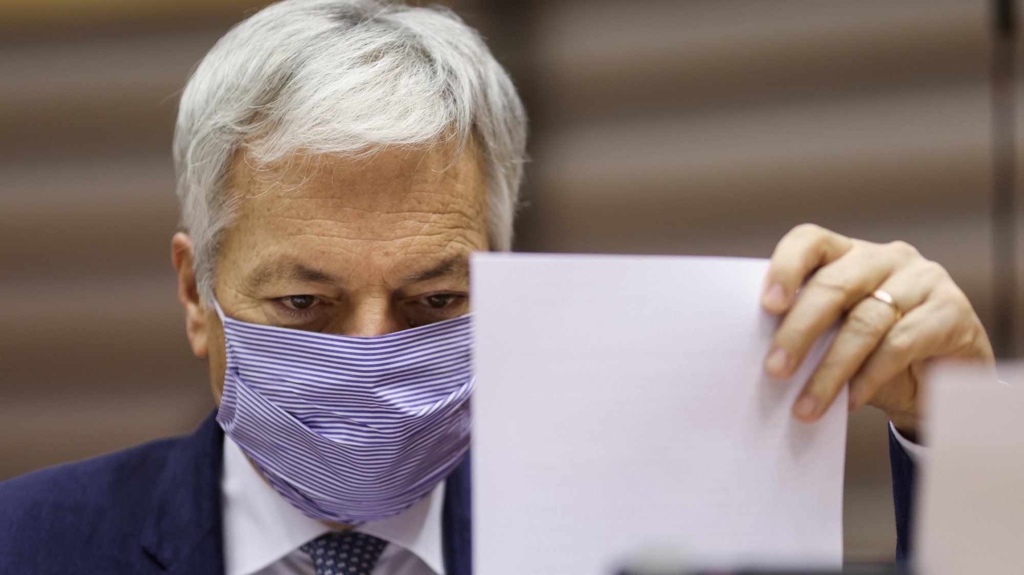 epa08837745 European Commissioner for Justice Didier Reynders, wearing a face mask ,arrives for a plenary session of the European Parliament, Belgium, 23 November 2020.  EPA/KENZO TRIBOUILLARD / POOL