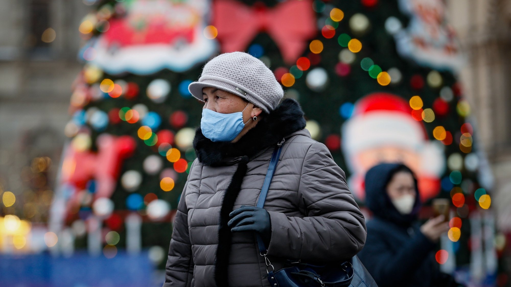 epa08861853 People wear masks as they cross the Red Square amid the ongoing coronavirus pandemic in Moscow, Russia, 04 December 2020.  EPA/YURI KOCHETKOV
