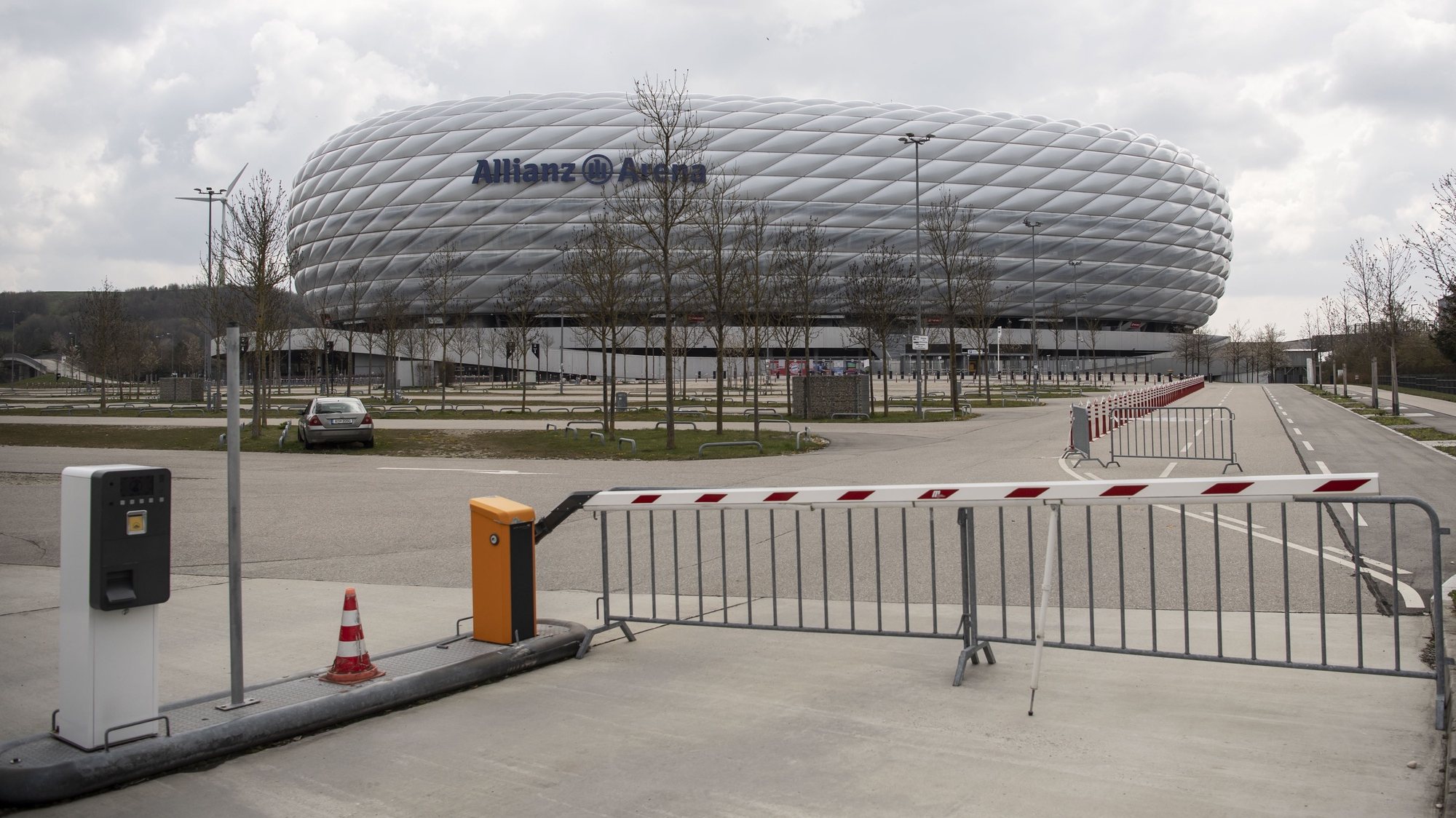 epa09145480 General view of the Allianz Arena, stadium of German Bundesliga side Bayern Munich, in Munich, Germany, 19 April 2021. The Mayor of Munich, Dieter Reiter, said on 19 April 2021, that fans could still be barred from attending EURO 2020 soccer matches in Munich, although the UEFA seeks guarantees that there will be supporters allowed in the stands.  EPA/LUKAS BARTH-TUTTAS
