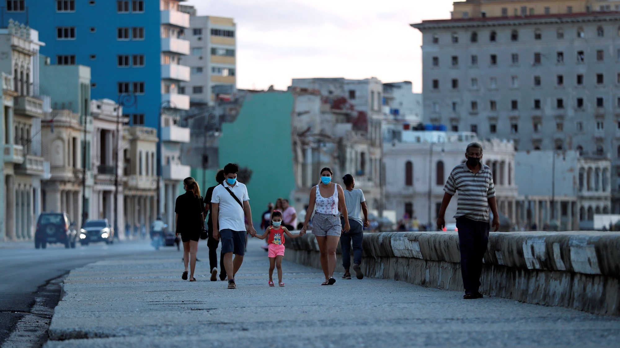 epa09498856 People spend the afternoon on the malecon in Havana, Cuba, 30 September 2021. The authorities of Havana announced the relaxation as of this Wednesday of some restrictive measures established due to COVID-19 in the areas of recreation and sports, due to the fact that Cuban capital has reported a sustained decrease in the contagion of this disease for eight weeks.  EPA/Ernesto Mastrascusa