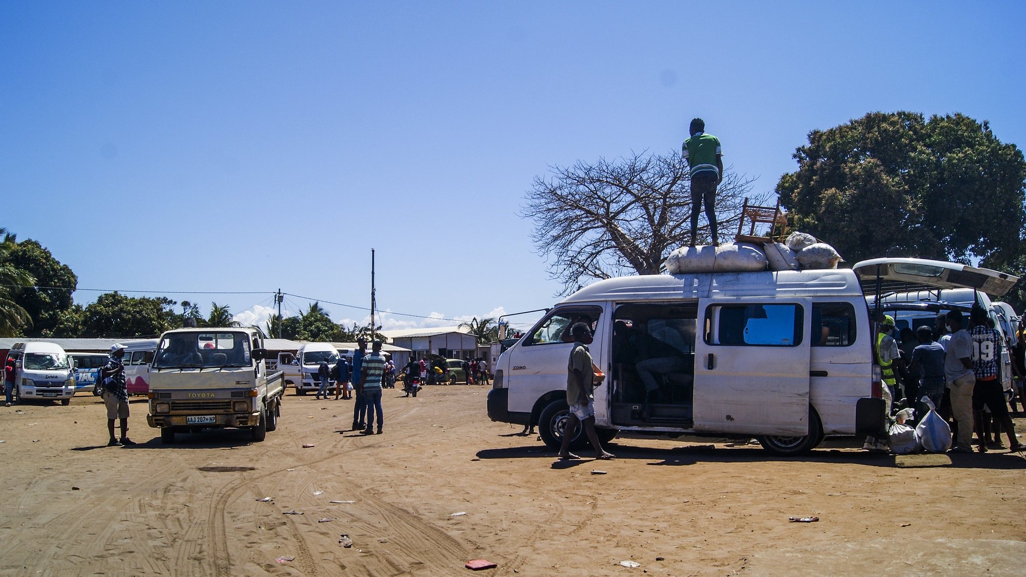 Terminal rodoviário de passageiros de Pemba, Cabo Delgado, Moçambique, 19 de agosto de 2021. Na sequência dos ataques, que aterrorizam a província de Cabo Delgado desde 2017, há mais de 3.100 mortes, segundo o projeto de registo de conflitos ACLED, e mais de 817 mil deslocados, segundo as autoridades moçambicanas. (ACOMPANHA TEXTO DE 20 DE AGOSTO DE 2021). LUÍSA NHANTUMBO/LUSA