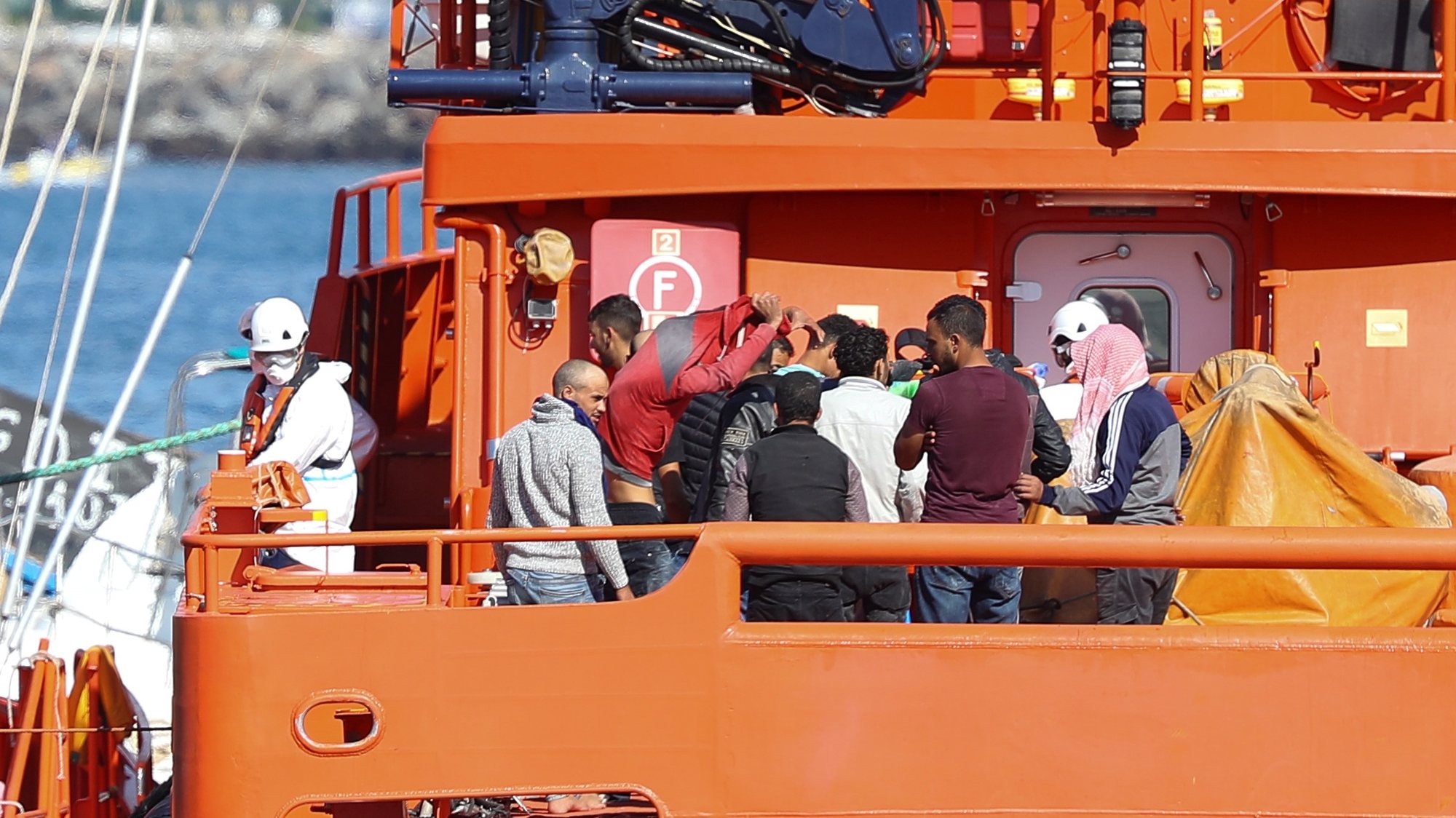 Migrantes chegam à doca de Arguineguin, nas ilhas Canárias, em Espanha. 22 de outubro de 2020