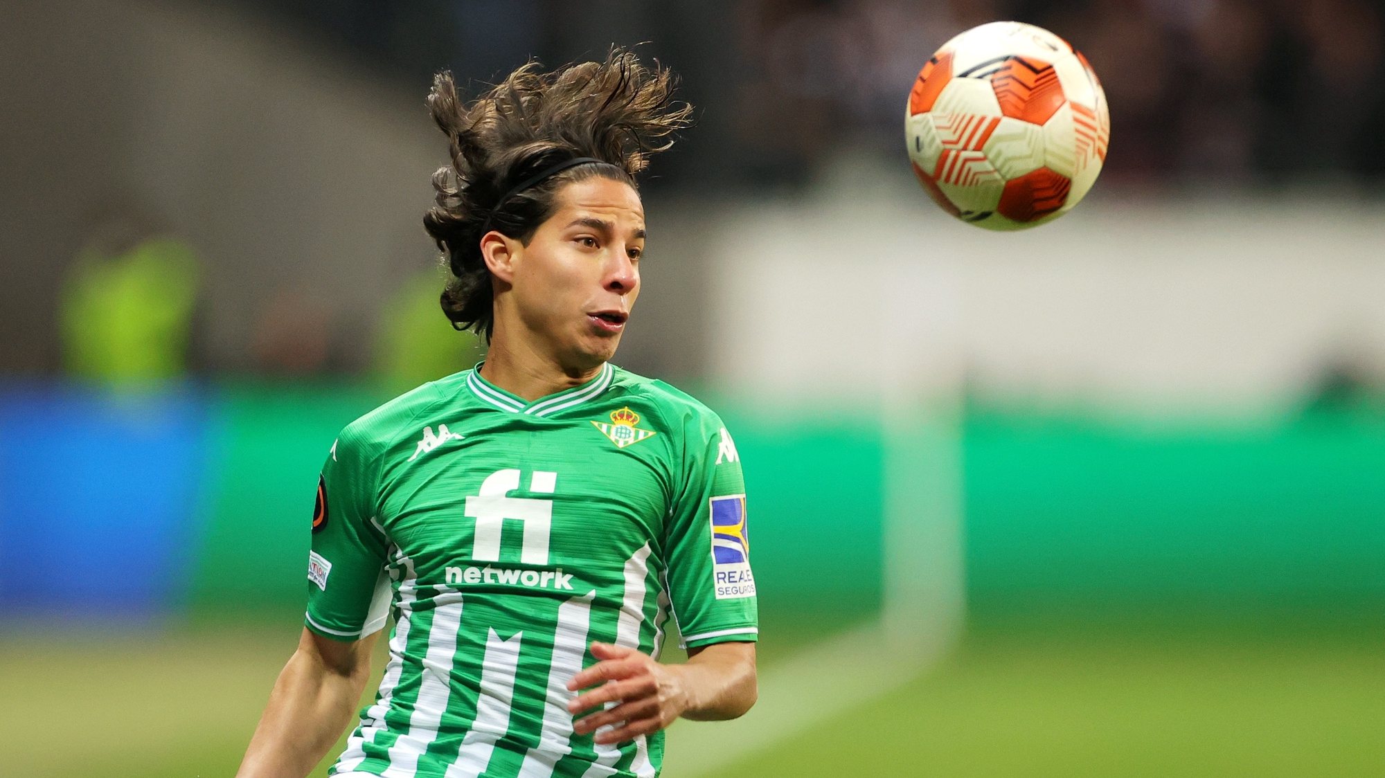 epa09832379 Diego Lainez of Betis in action during the UEFA Europa League round of 16, second leg soccer match between Eintracht Frankfurt and Real Betis in Frankfurt am Main, Germany, 17 March 2022.  EPA/FRIEDEMANN VOGEL