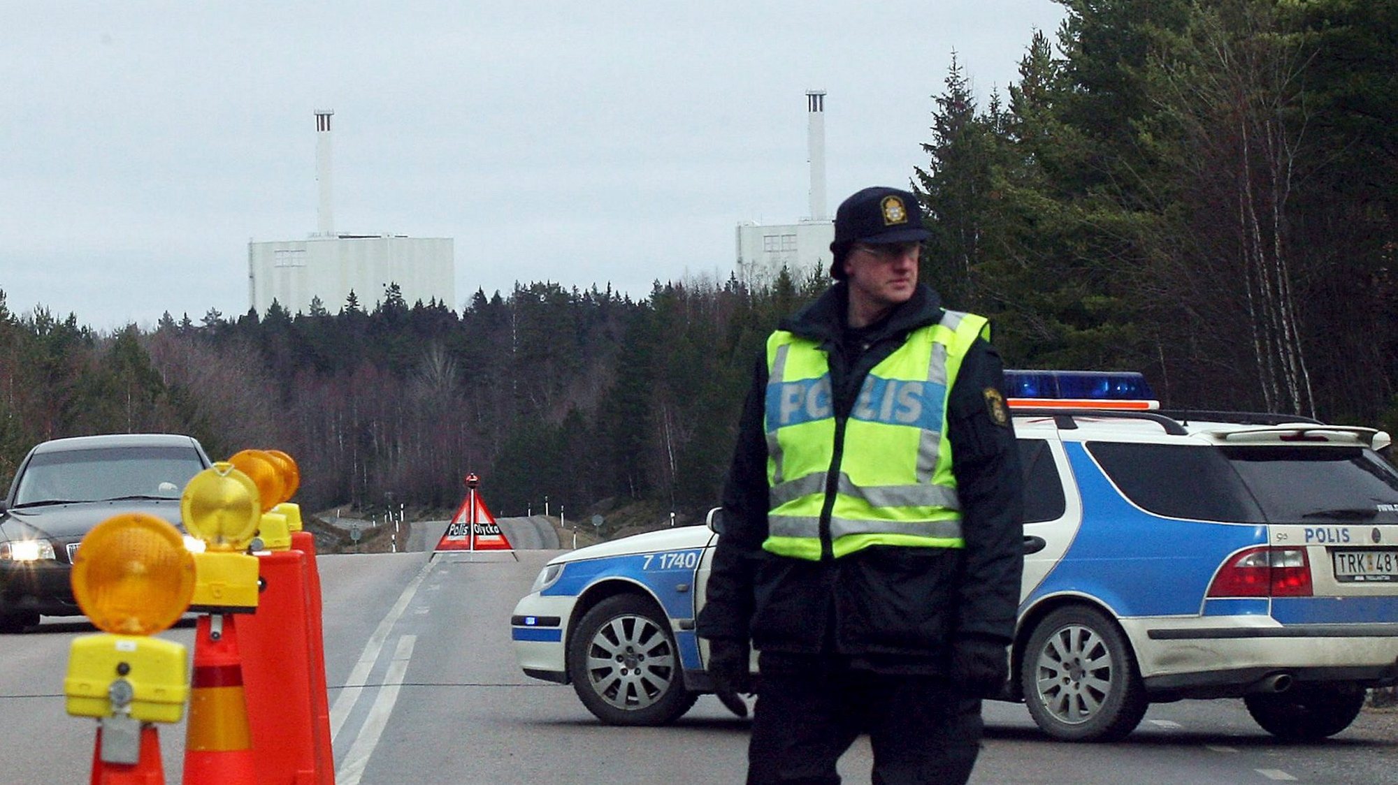 epa00962838  Police guarding the main road to the Forsmark Nuclear power plant north of Stockholm, Sweden, after a bomb threat was made Wednesday, March 21, 2007. The police says that they take the bomb threat seriously but that they don&#039;t see any imminent danger and the power production at the plant is up and running.  EPA/Pernilla Wahlman ** SWEDEN OUT **