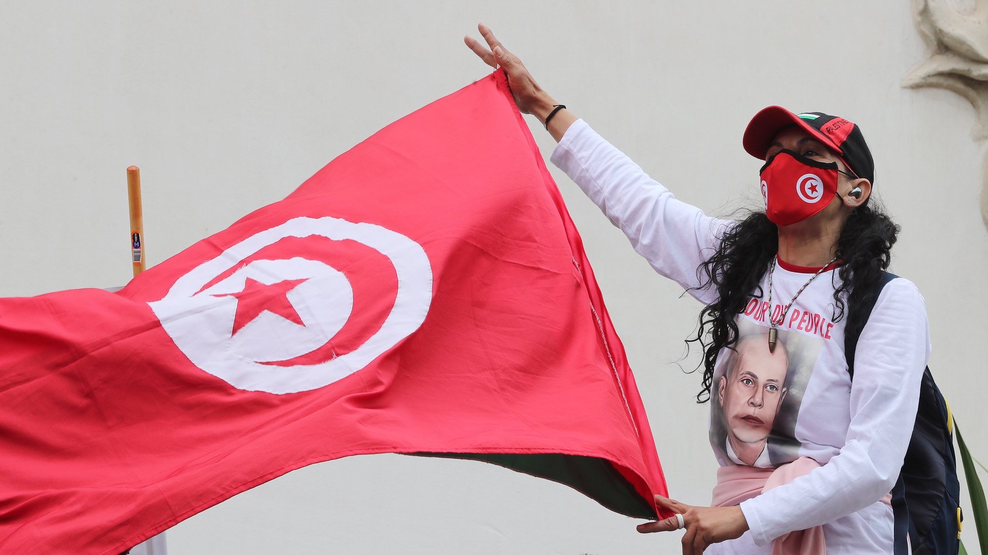 epa09933589 Supporters of Tunisian President Kais Saied  wave Tunisian flags during a support rally in Tunis, Tunisia, 08 May 2022. The rally was held in support of President Saied and the measures he advocates to restore the country.  EPA/MOHAMED MESSARA