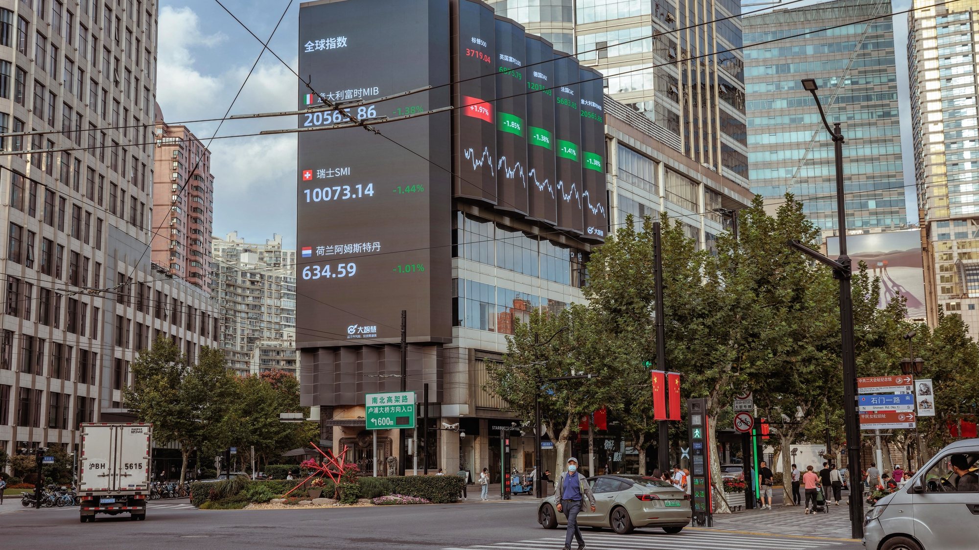 epa10213297 A man walks past the large screen showing latest stock and currency exchange data, in Shanghai, China, 29 September 2022. China&#039;s yuan hit a record low against the US dollar on 28 September, the weakest since the global crisis in 2008, despite the central bank taking steps to rein in the currency weakness.  EPA/ALEX PLAVEVSKI