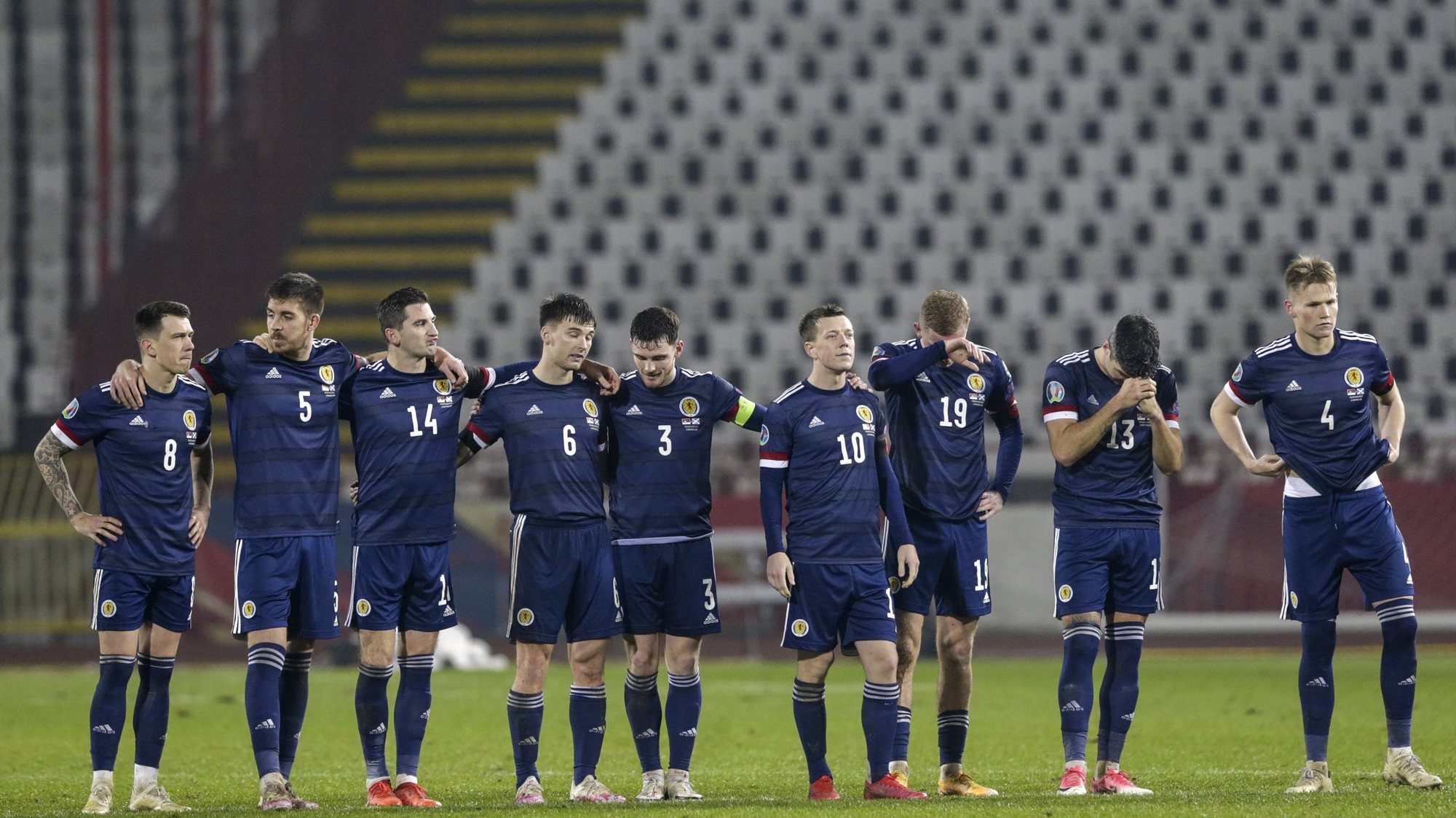 epa08816767 Scotland&#039;s players watch the penalty shootout during the UEFA EURO 2020 qualification playoff match between Serbia and Scotland in Belgrade, Serbia, 12 November 2020.  EPA/ANDREJ CUKIC