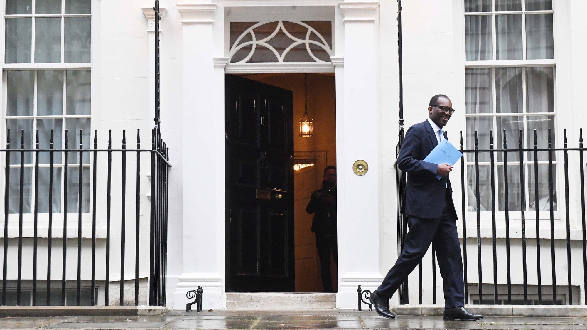 epa10200864 Britain&#039;s Chancellor of the Exchequer, Kwasi Kwarteng departs 11 Downing Street ahead of a statement in parliament, in London, Britain, 23 September 2022. Kwarteng will make a fiscal statement announcing a radical shift in the UK&#039;s economic policy.  EPA/NEIL HALL