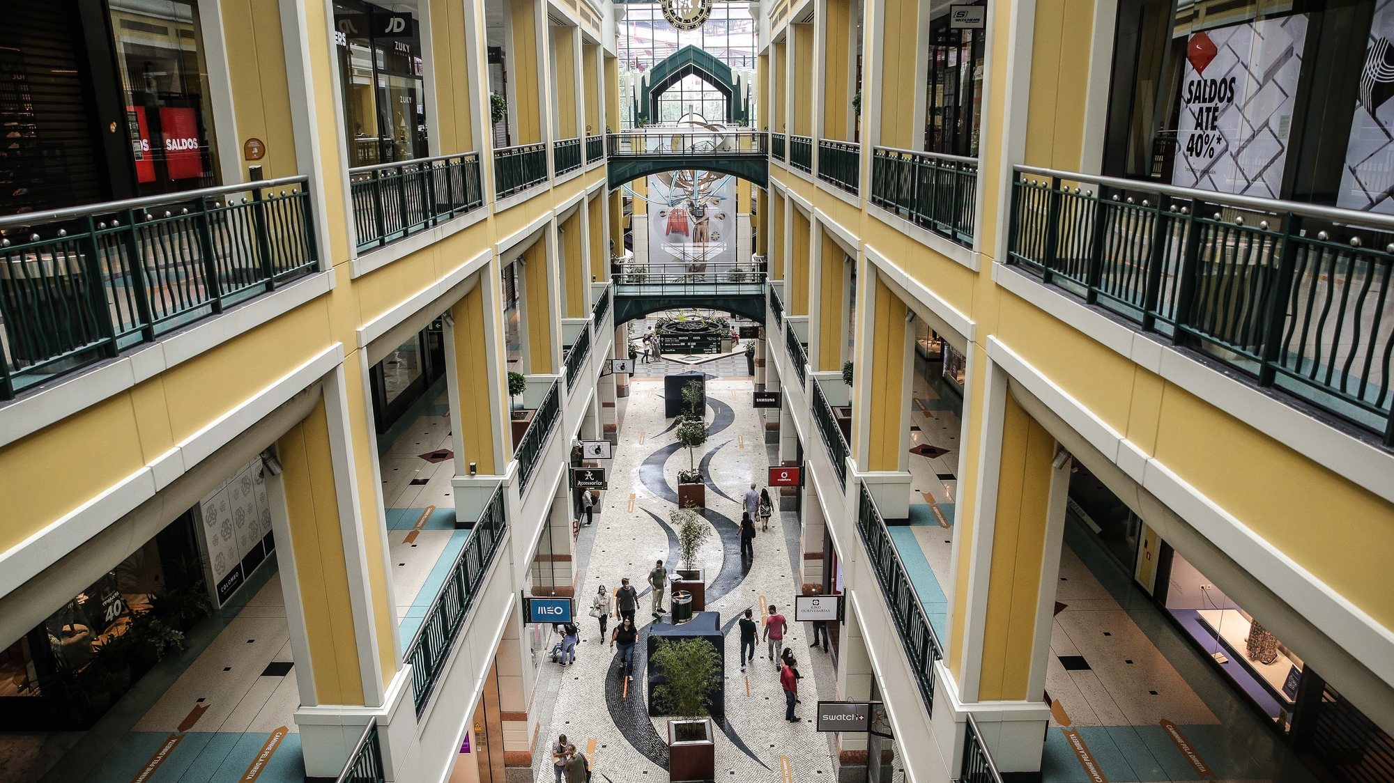 Pessoas percorrem o Centro Comercial Colombo, em Lisboa, 1 de junho de 2020. A atual situação da pandemia da covid-19 na região de Lisboa e Vale do Tejo impediu a abertura em pleno deste centro comercial. MÁRIO CRUZLUSA
