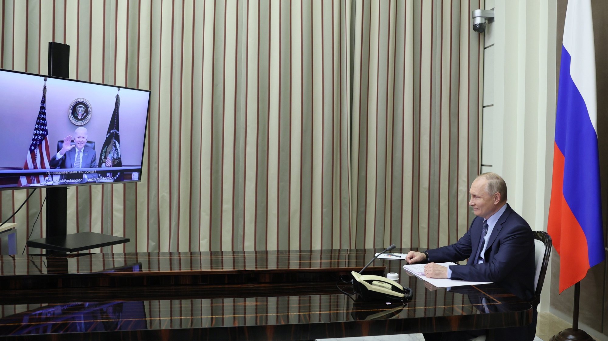 Vladimir Putin e Joe Biden em videoconferência