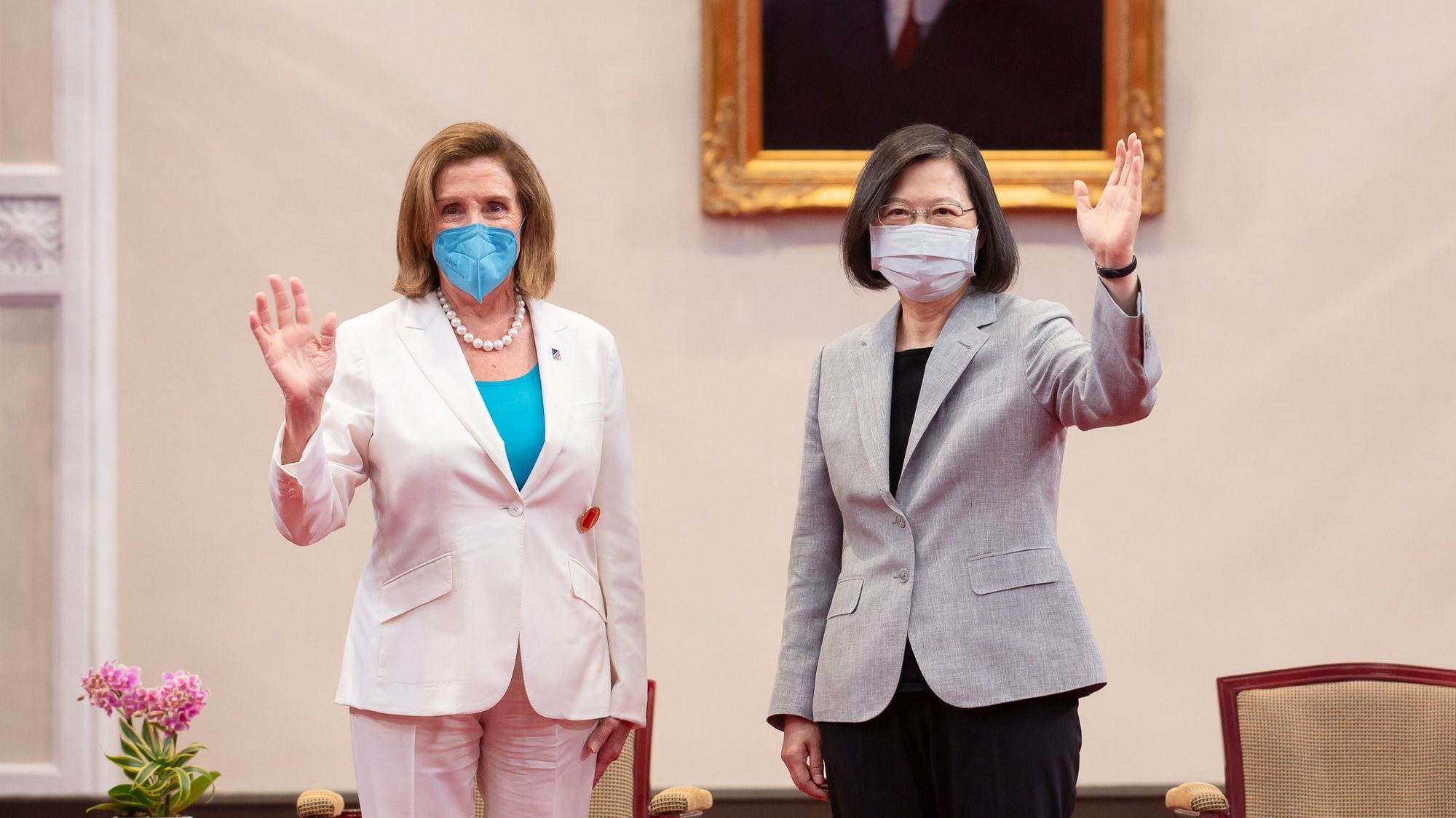 epa10103537 A handout photo made available by the Taiwan Presidential office shows Taiwan President Tsai Ing-wen (R) and US House Speaker Nancy Pelosi waving as they pose for photos during their meeting at the Presidential Palace in Taipei, Taiwan, 03 August 2022. Pelosi, the highest ranking US official to visit the island in 25 years, began her visit in Taiwan despite strong warnings of military action from China against the visit.  EPA/TAIWAN PRESIDENTIAL PALACE HANDOUT  HANDOUT EDITORIAL USE ONLY/NO SALES