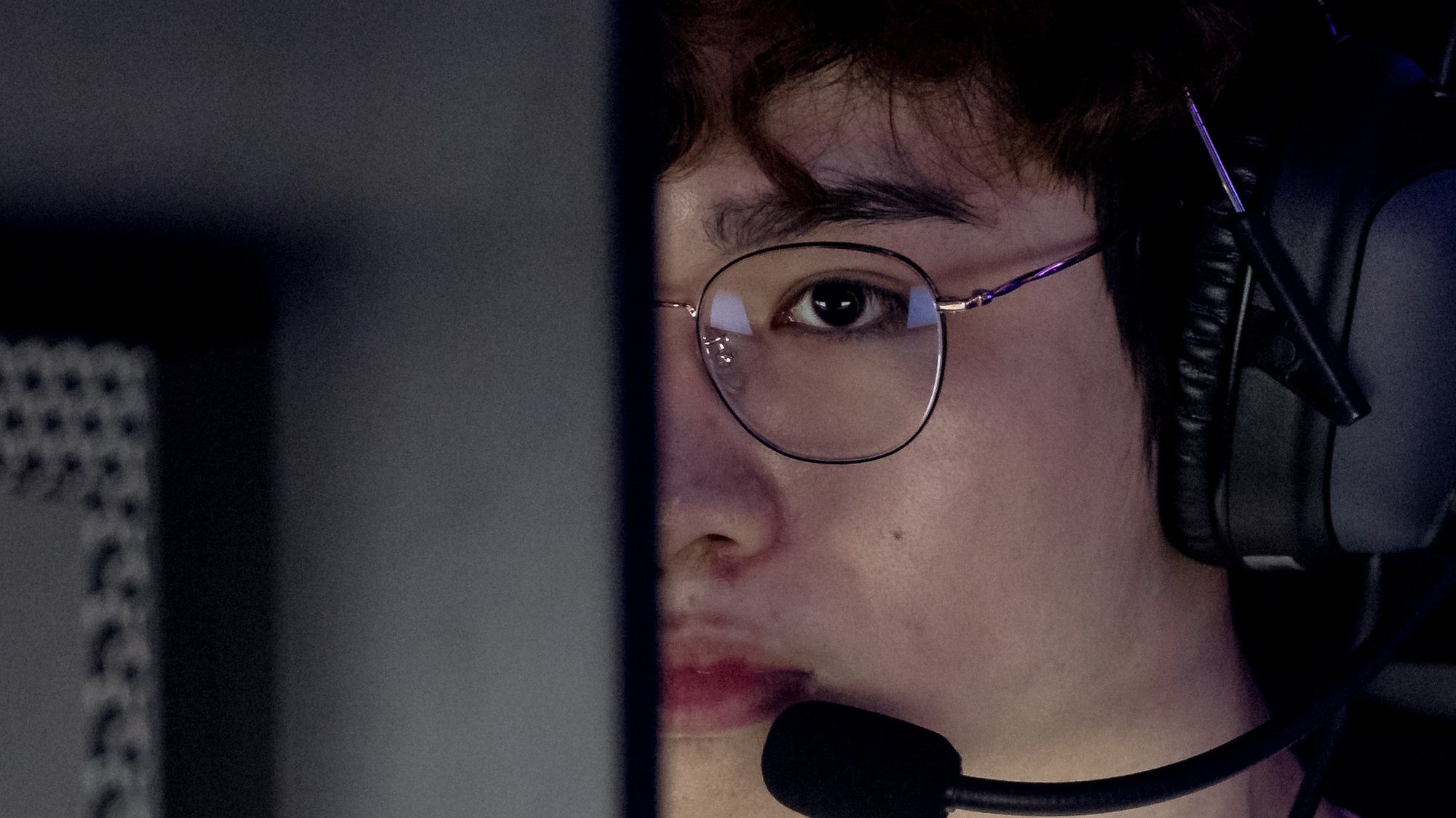 epaselect epa10887212 A member of the Chinese Taipei team in action during the League of Legends e-gaming semifinal against team Vietnam, at the 19th Asian Games Hangzhou 2022, Hangzhou, China, 28 September 2023.  EPA/ALEX PLAVEVSKI