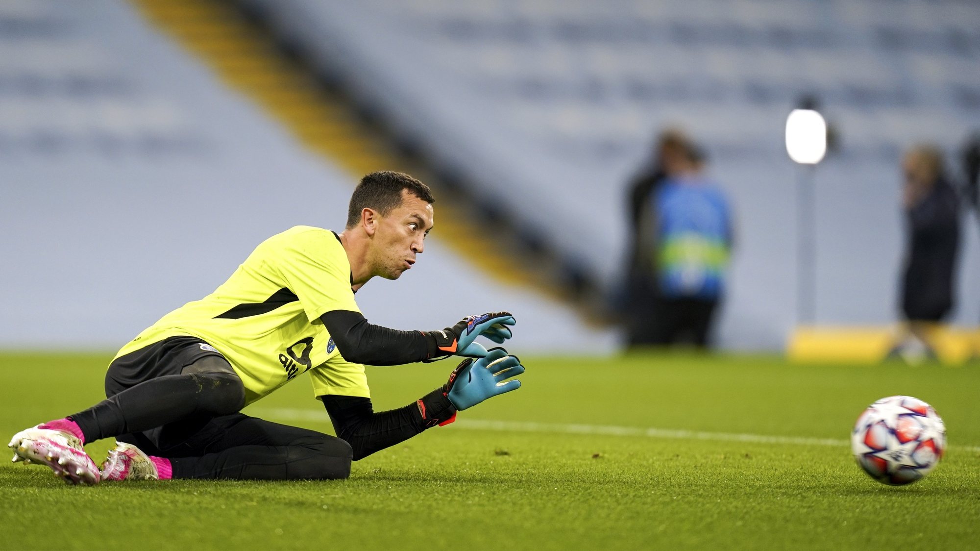epa08762850 Goalkeeper Agustin Marchesin of Porto warms up prior to the UEFA Champions League group C soccer match between Manchester City and FC Porto in Manchester, Britain, 21 October 2020.  EPA/Tim Keeton / POOL