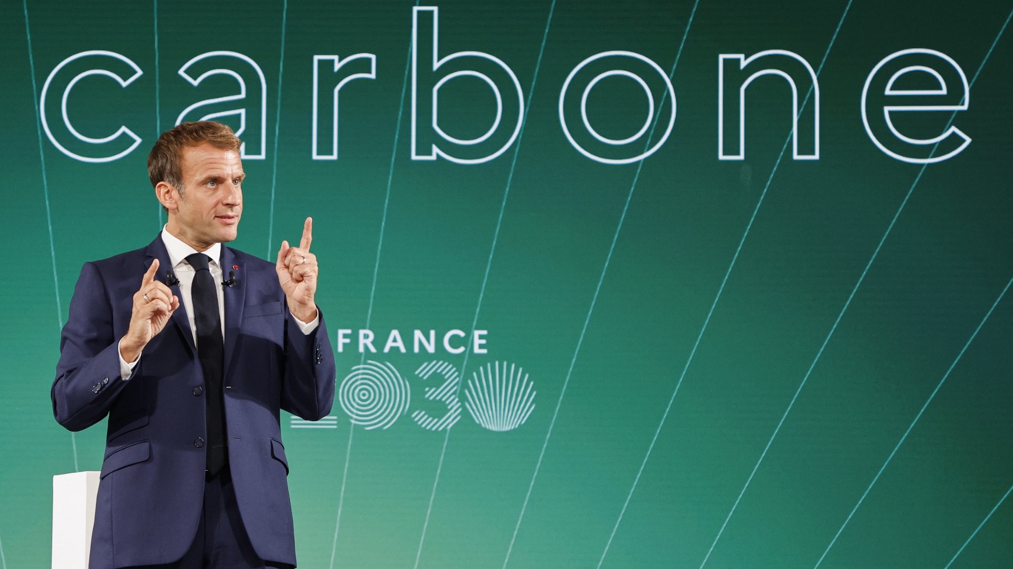 epa09519734 France&#039;s President Emmanuel Macron speaks in front of a screen with the word &quot;Carbon&quot; during the presentation of &quot;France 2030&quot; investment plan at The Elysee Presidential Palace in Paris, France, 12 October 2021. Hydrogen, semiconductors or electric batteries: French President Macron details on 12 October 2021 the priority sectors of the &quot;France 2030&quot; plan to &quot;bring out the champions of tomorrow&quot;, in the face of Chinese and American competition and criticism of the &quot;decline&quot; of France.  EPA/LUDOVIC MARIN / POOL  MAXPPP OUT