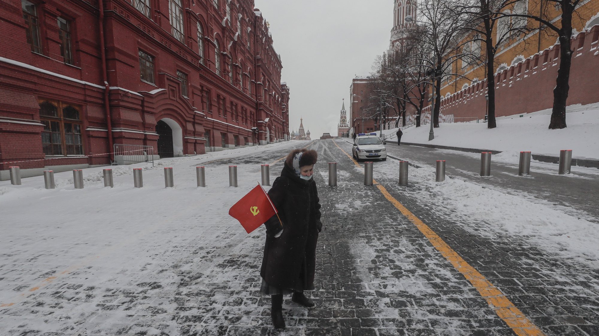 epa09652301 A Russian Communist party supporter with a Soviet flag on her way to the grave of late Soviet leader Josef Stalin on the Red Square next to the Kremlin Wall in Moscow, Russia, 21 December 2021. Russian communists are marking the 142nd anniversary of Josef Stalin&#039;s birthday.  EPA/SERGEI ILNITSKY