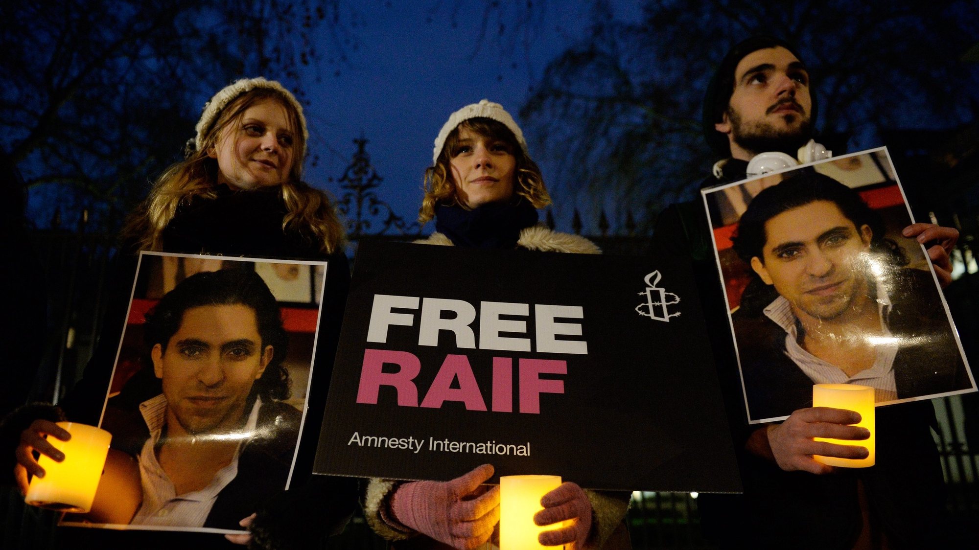 epa04576461 Protesters take part in an Amnesty International protest in front of the Saudi Embassy in London, Britain, 22 January 2015, against the flogging of Saudi blogger Raif Badawi . Saudi Arabian authorities on 09 January 2015 flogged liberal blogger Raif Badawi in public after convicting him of insulting Islam, a rights group said.  EPA/FACUNDO ARRIZABALAGA