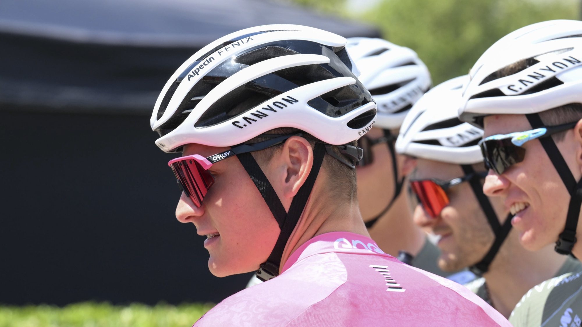 epa09938095 The overall leader, Dutch rider Mathieu Van Der Poel of Alpecin-Fenix team, before the start of the fourth stage of the 105th Giro d&#039;Italia cycling tour, a race over of 172 km from Avola to Etna-Nicolosi, Italy, 10 May 2022.  EPA/MAURIZIO BRAMBATTI