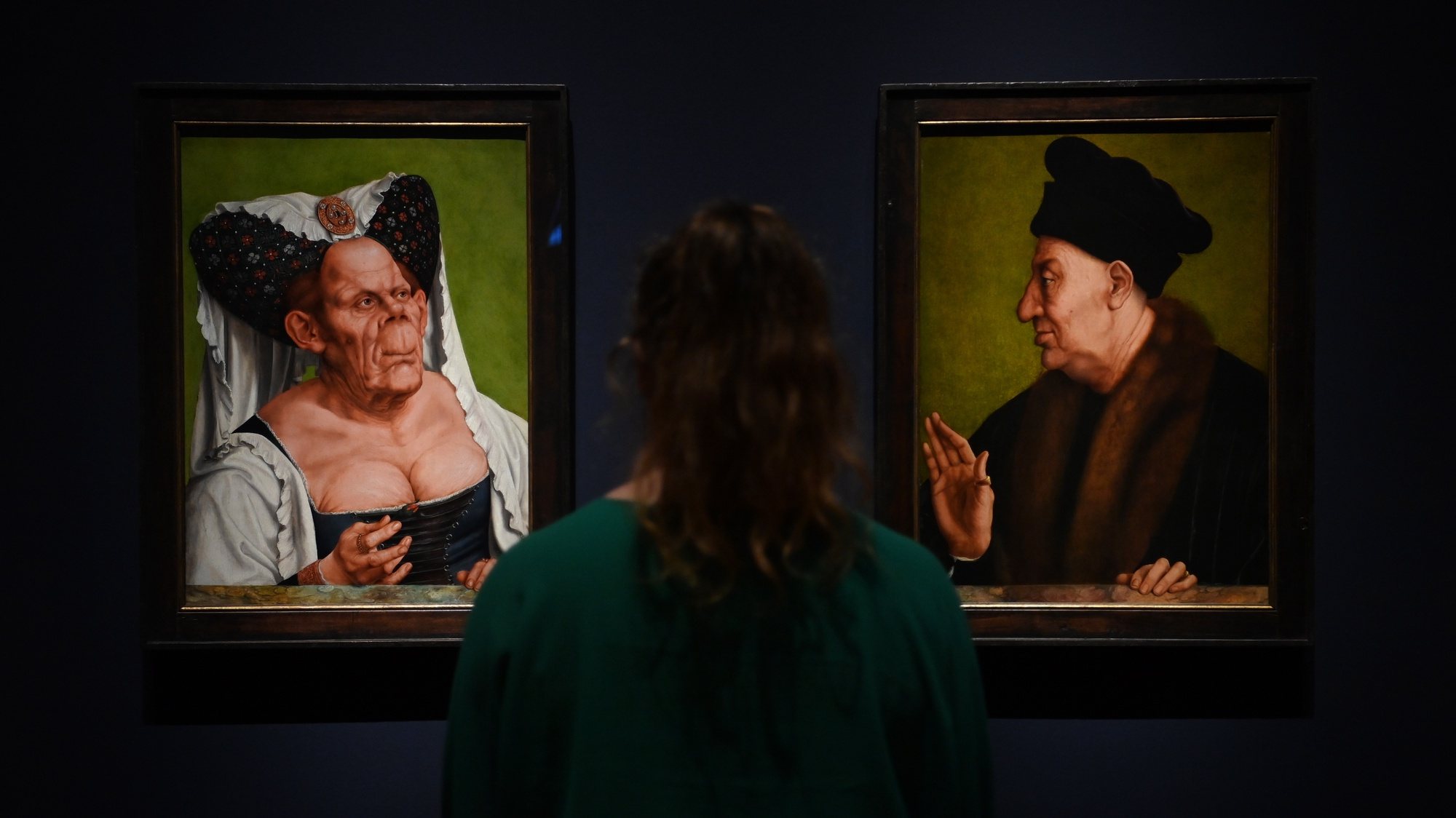 epa10521918 A National Gallery staff poses with Quinten Massys&#039; &#039;An Old Woman&#039; (The Ugly Duchess), dated from 1513 (L), and &#039;An Old Man&#039; from 1513 (R), at the National Gallery in London, Britain, 14 March  2023. The exhibition &#039;The Ugly Duchess: Beauty and Satire in the Renaissance&#039; runs from 16 March to 11 June 2023.  EPA/ANDY RAIN