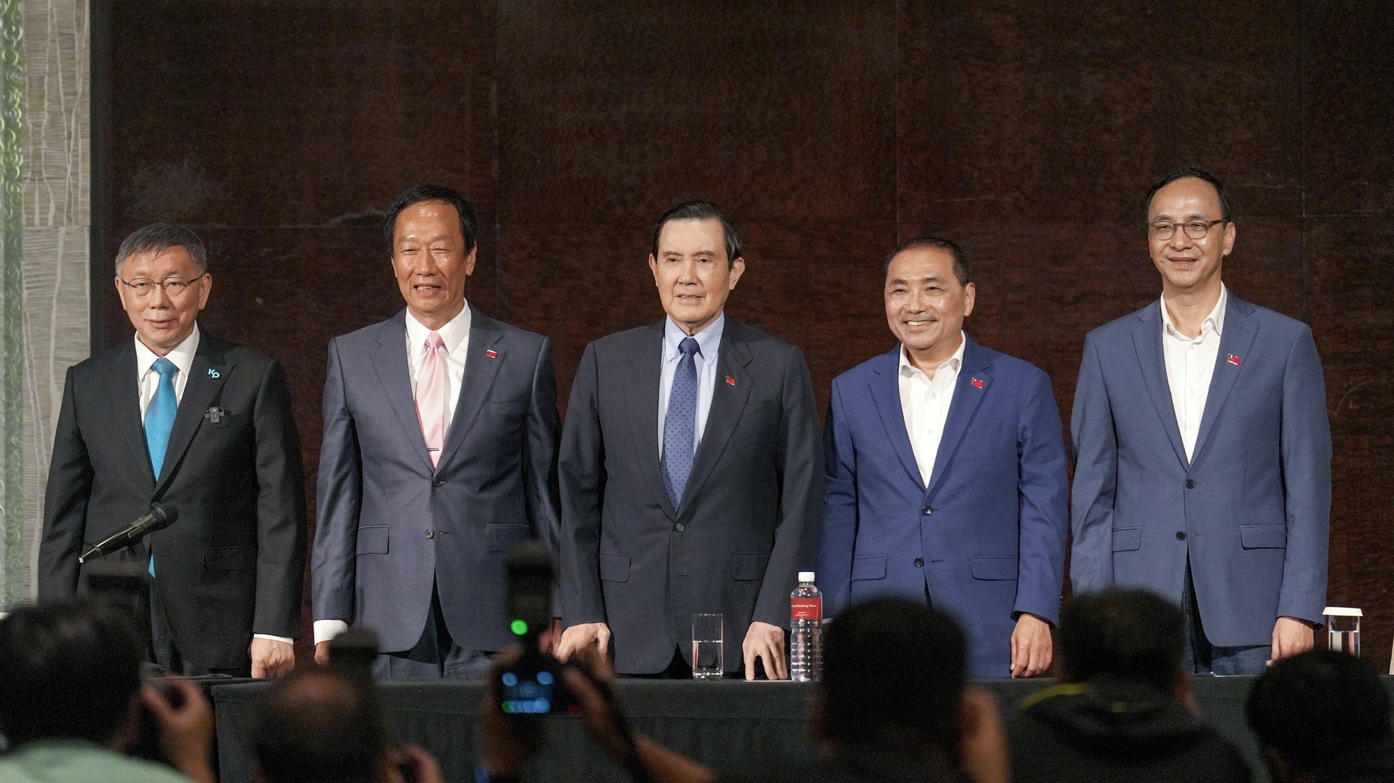 epa10990781 (L-R) Taiwan People&#039;s Party (TPP) chairman and presidential candidate Ko Wen-je, Foxconn founder and presidential candidate Terry Gou, former Taiwan President Ma Ying-jeou, Kuomintang (KMT) presidential candidate Hou Yu-ih and KMT Chairman Eric Chu attend a press conference in Taipei, Taiwan, 23 November 2023. Talks to form an opposition coalition to challenge the main ruling party in the presidential election next year remain deadlocked after a meeting between the three candidates Taiwan People&#039;s Party’s (TPP) Ko Wen-je, Foxconn founder Terry Gou and Kuomintang’s (KMT) Hou Yu-ih, twenty-four hours before the deadline for registration of presidential candidates.  EPA/WALID BERRAZEG
