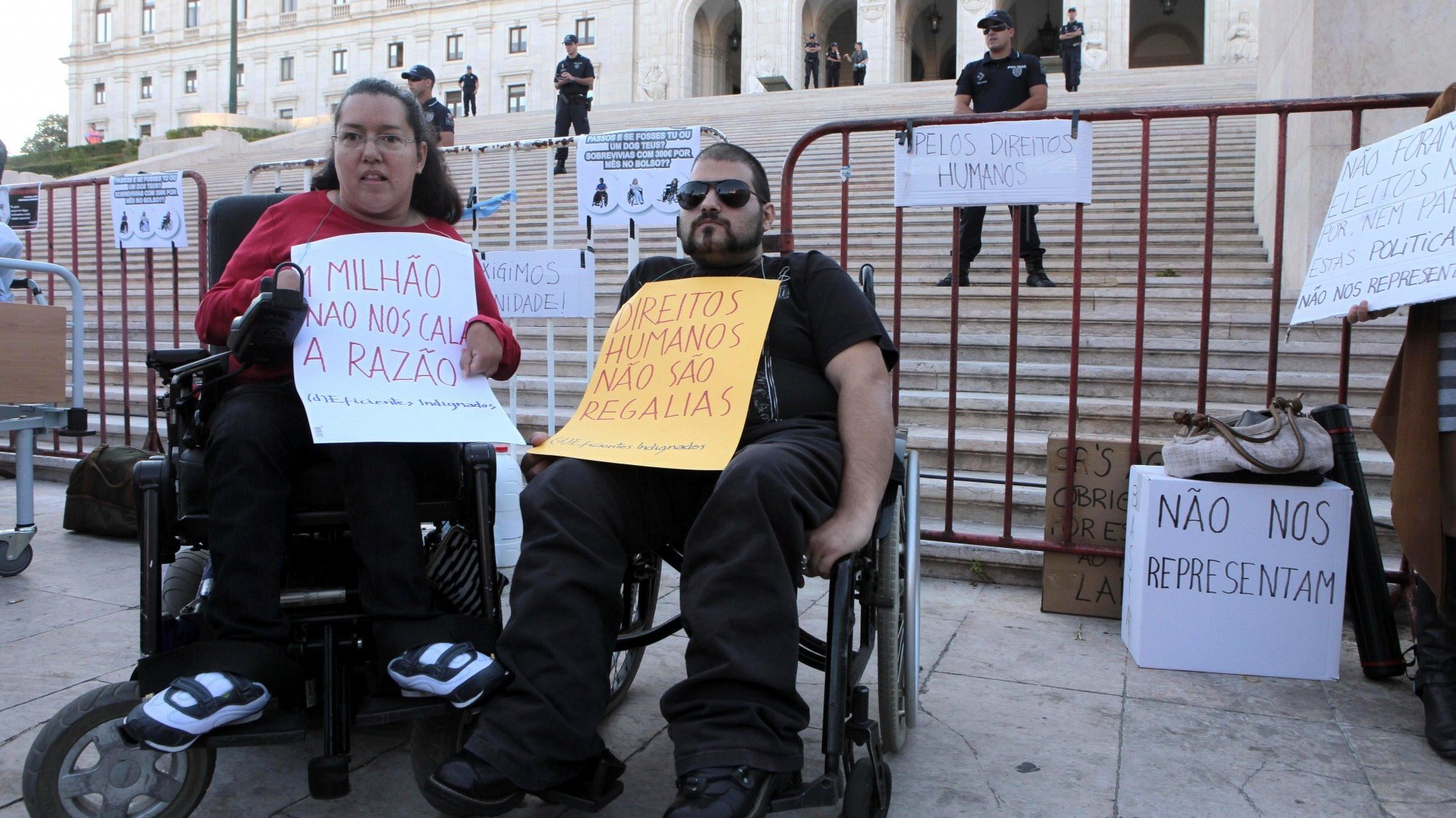O apelo à ministra da Saúde pede ainda a prioridade para cuidadores de pessoas com deficiência