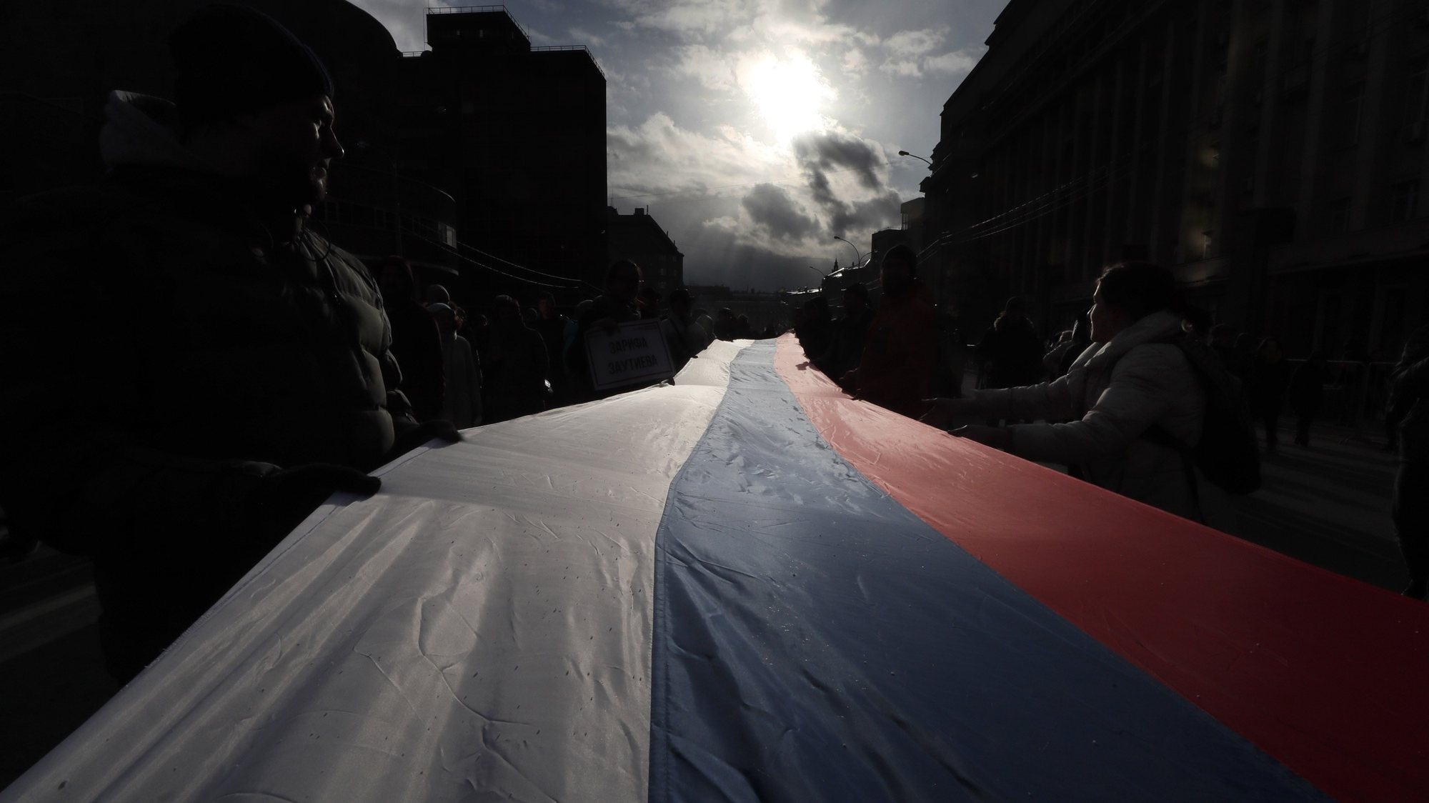 epa08258870 Opposition supporters holding a large Russian flag take part in a memorial march for Boris Nemtsov to mark the fifth anniversary of his assassination in Moscow, Russia, 29 February 2020. Nemtsov was a liberal politician and prominent critic of Russian President Vladimir Putin who was assassinated on 27 February 2015 in Moscow.  EPA/YURI KOCHETKOV