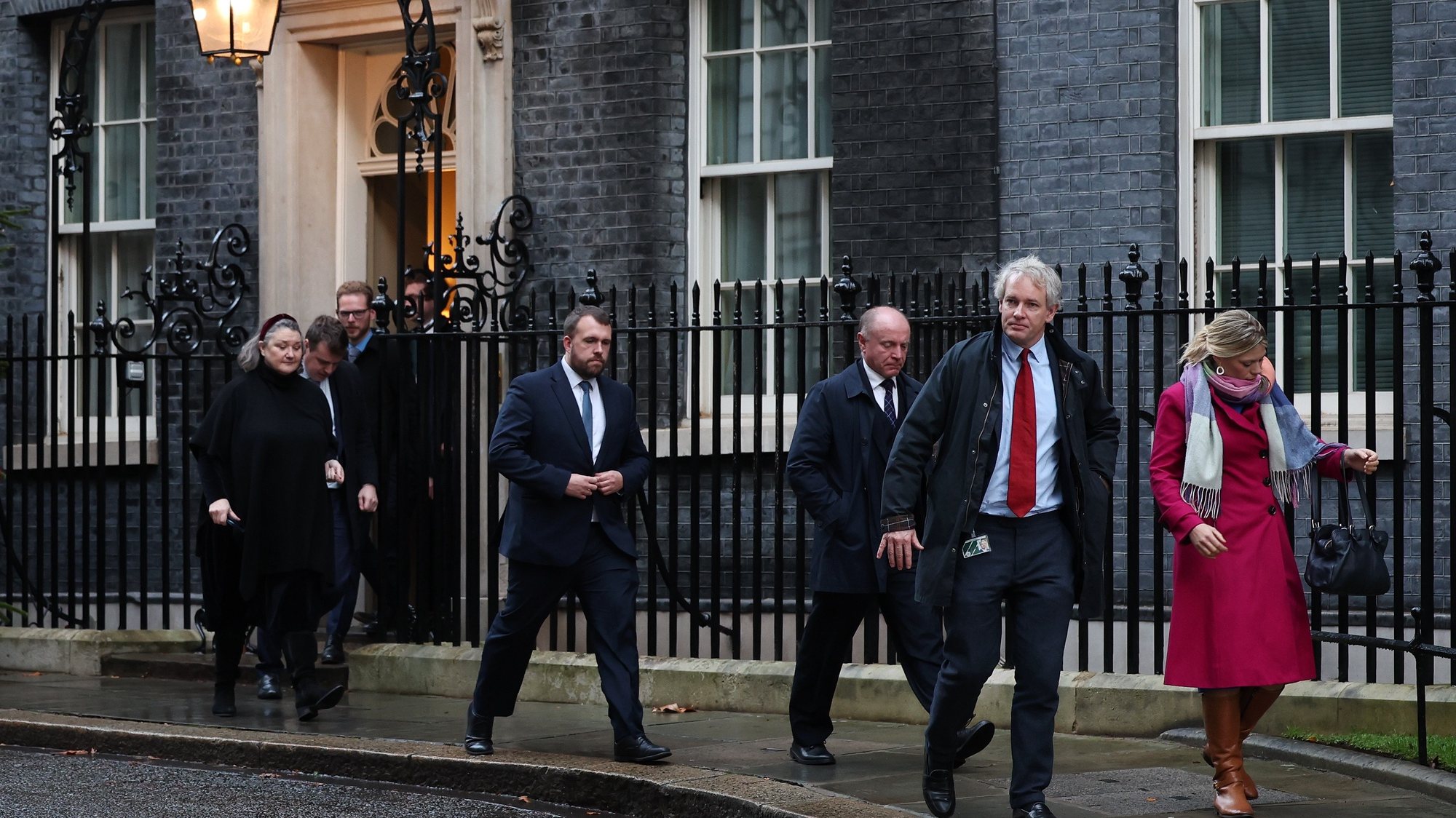 epaselect epa11024030 Conservative MP Danny Kruger (2R) exits 10 Downing Street with members of the New Conservatives following a breakfast meeting with British Prime Minister Sunak, in London, Britain, 12 December 2023. British parliament is on 12 December set to vote on the government&#039;s &quot;Safety of Rwanda&quot; bill, which, according to the House of Commons Library, seeks to enable the removal of asylum seekers to Rwanda.  EPA/ANDY RAIN