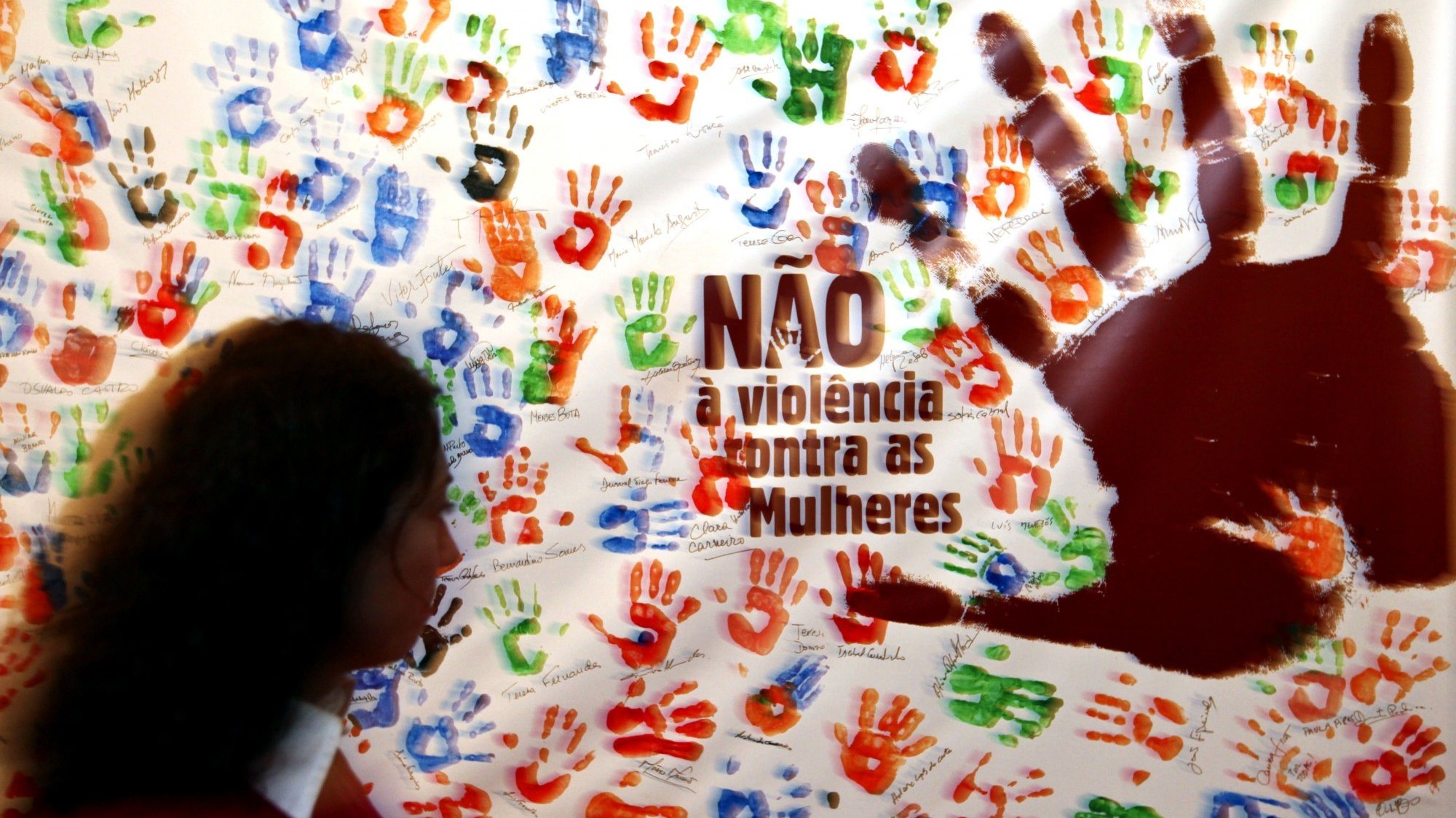 Apesar de não haver para Portugal um estudo representativo sobre o papel das testemunhas na denúncia de casos de violência doméstica, Rosa Monteiro afirmou que a perceção das equipas que trabalham no terreno é a de que &quot;há uma evolução na procura do apoio e da informação&quot;