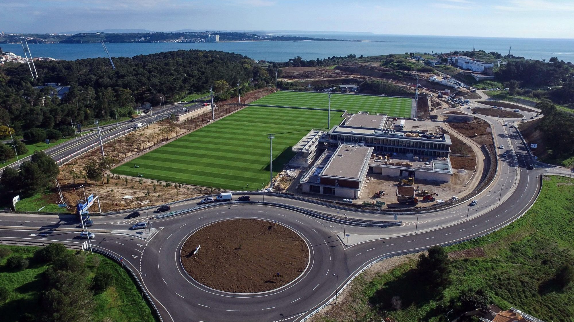 Imagem aérea da Cidade do Futebol no Alto da Boa Viagem, em Oeiras
