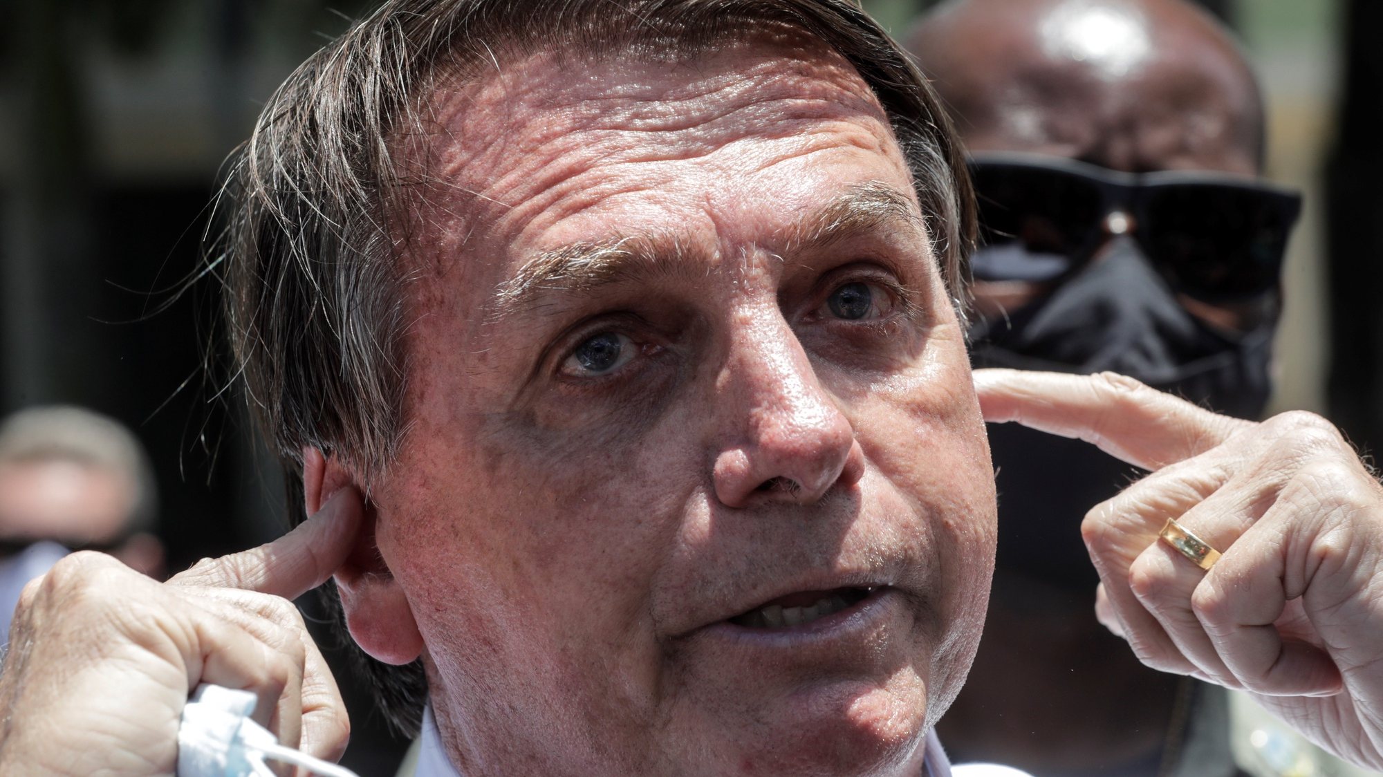 epa08851517 Brazilian President Jair Bolsonaro makes a statement after voting during the second round of Municipal elections at a polling station in Rio de Janeiro, Brazil, 29 November 2020. Brazil is holding the second round of municipal elections in the country on 29 November.  EPA/ANTONIO LACERDA