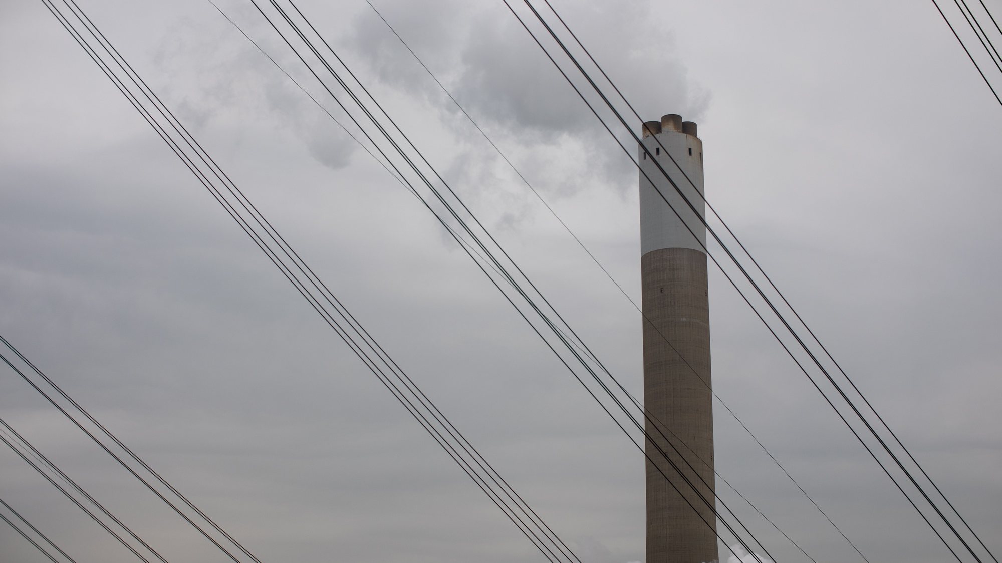 epa07225329 Smoke escapes from the chimney of the coal-fired Castle Peak Power Station in Hong Kong, China, 12 December 2018. According to an United Nations (UN) report, carbon dioxide (CO2) emissions have risen for the first time in four years. The United Nations COP24 Conference, which will take place in Poland until 14 December 2018, is struggling for a common position in the fight against climate change.  EPA/JEROME FAVRE