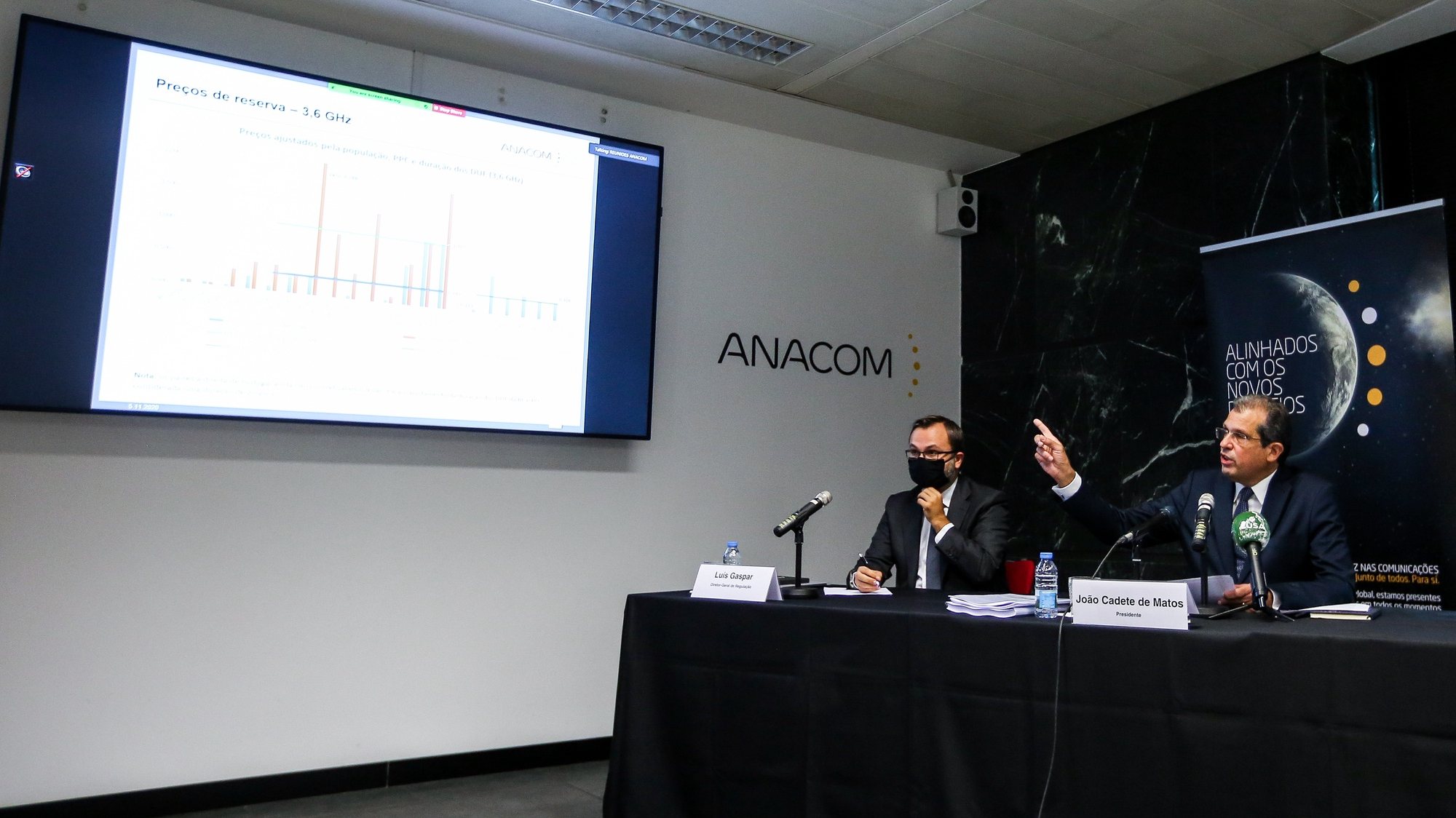 O presidente da ANACOM, João Cadete de Matos (D), durante a conferência de imprensa para a apresentação do regulamento do leilão do 5G, em Lisboa, 05 de novembro de 2020. NUNO FOX/LUSA