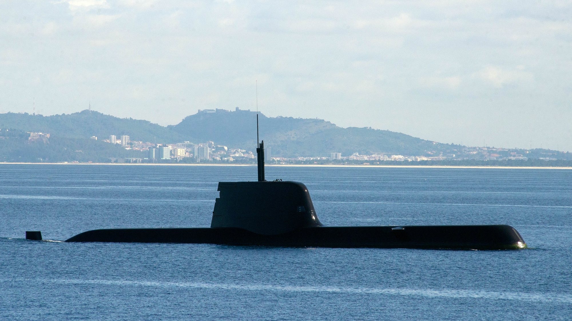 O submarino NRP Arpão durante a demonstração do &#039;Swordfish 2018&#039;, o maior exercício naval em Portugal, ao largo de Setúbal, 26 de junho de 2018. O maior exercício naval em Portugal, que tem como objetivo principal garantir os padrões elevados de prontidão e de interoperabilidade das forças navais e aéreas na resposta a um cenário de crise. Este exercício da Marinha envolve mais de dois mil militares, 14 navios (nove navios portugueses, dois navios espanhóis, um navio francês, um navio italiano e um navio inglês), e conta ainda com a participação da Força Aérea Portuguesa e da Força Aérea espanhola. RUI MINDERICO/LUSA