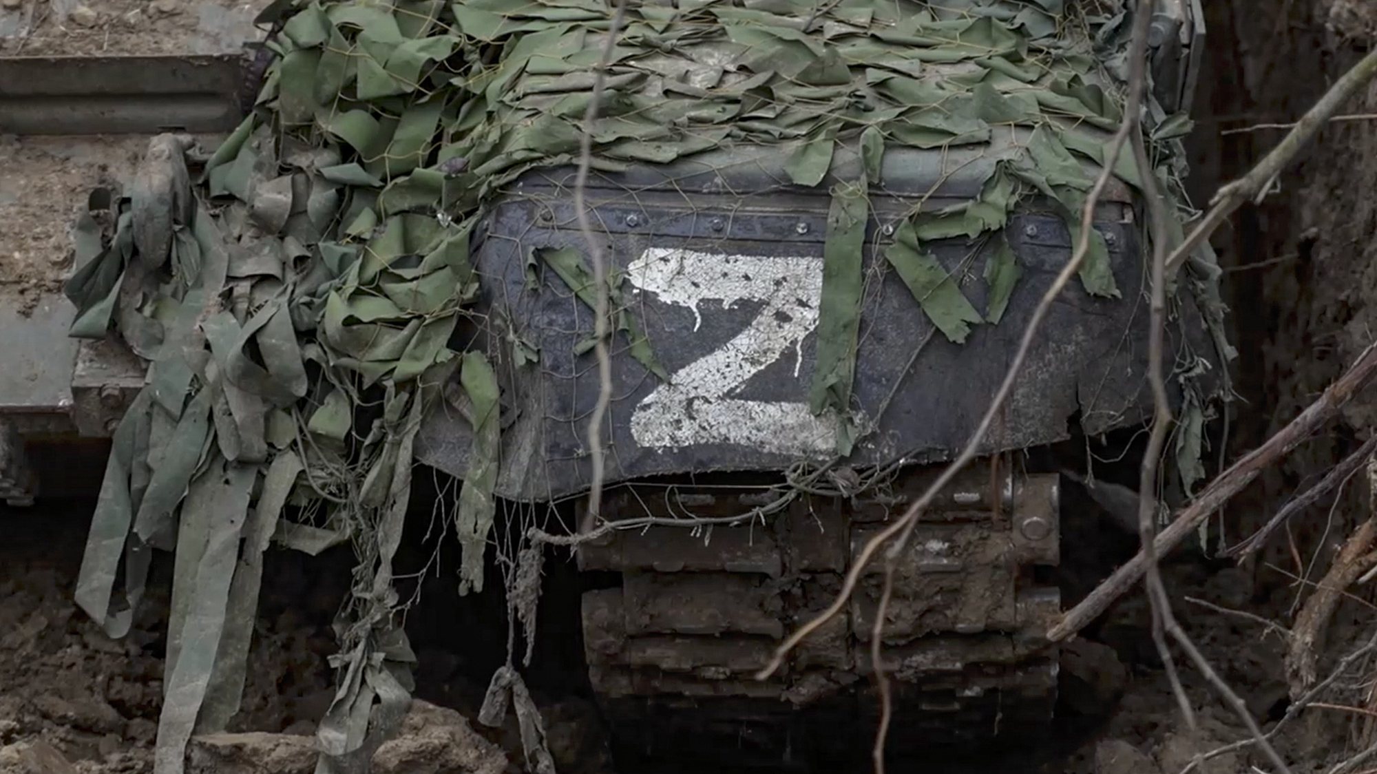 epa10412984 A still image taken from a handout video provided by the Russian Defence Ministry Press-Service on 18 January 2023 shows the letter &#039;Z&#039; painted on a Russian T-72 battle tank at an undisclosed location in the Kherson Region, southern Ukraine. On 24 February 2022 Russian troops entered the Ukrainian territory in what the Russian president declared a &#039;Special Military Operation&#039;, starting an armed conflict that has provoked destruction and a humanitarian crisis. The letter Z, painted on Russian military vehicles in Ukraine, has become a symbol of support for the Russian army.  EPA/RUSSIAN DEFENCE MINISTRY PRESS SERVICE HANDOUT -- MANDATORY CREDIT -- BEST QUALITY AVAILABLE -- HANDOUT EDITORIAL USE ONLY/NO SALES